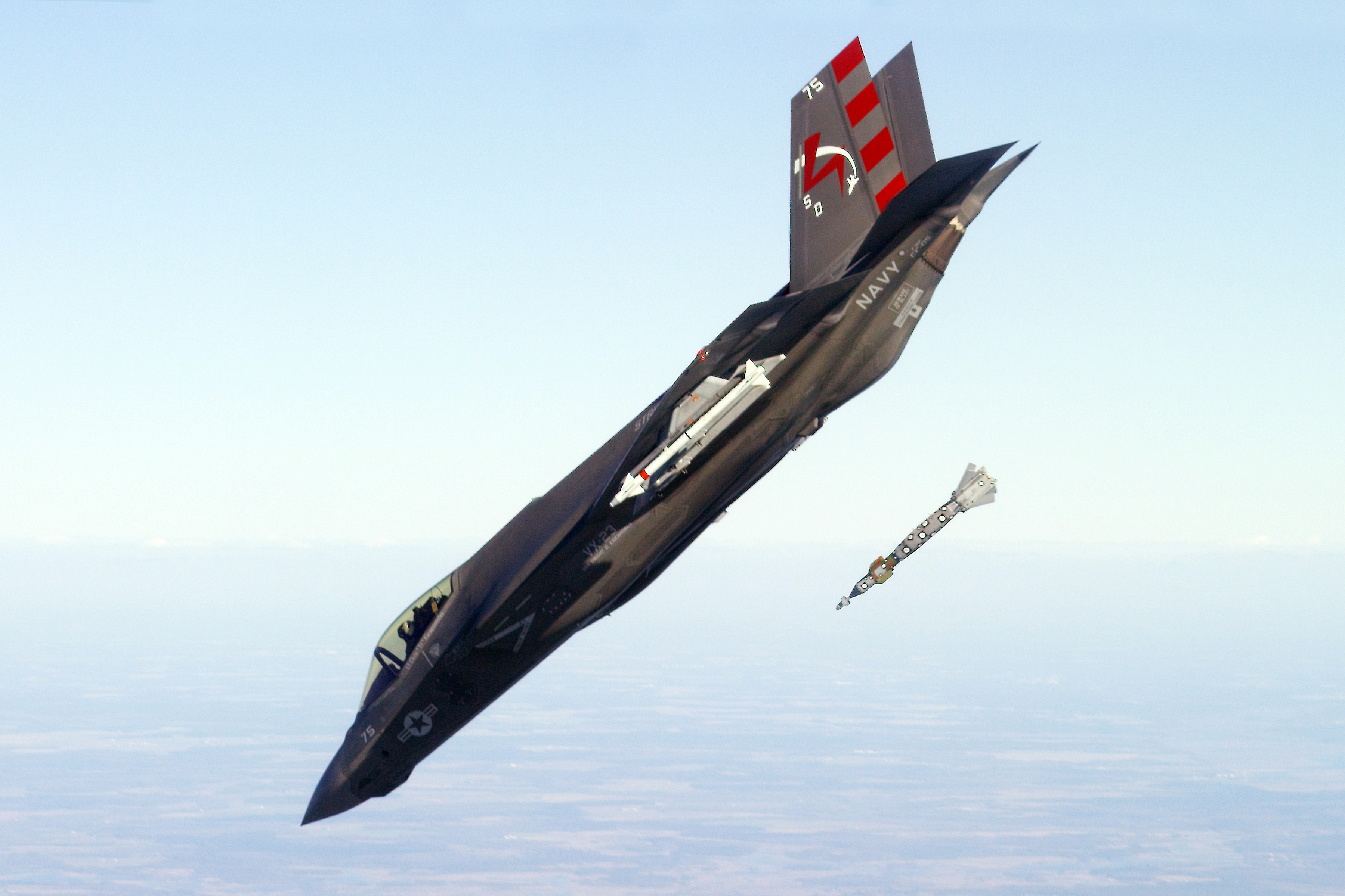 Il comandante Tony «Brick» Wilson porta il velivolo CF-05, un F-35C Lightning II variante imbarcata, in una picchiata a 45 gradi durante una prova esterna GB