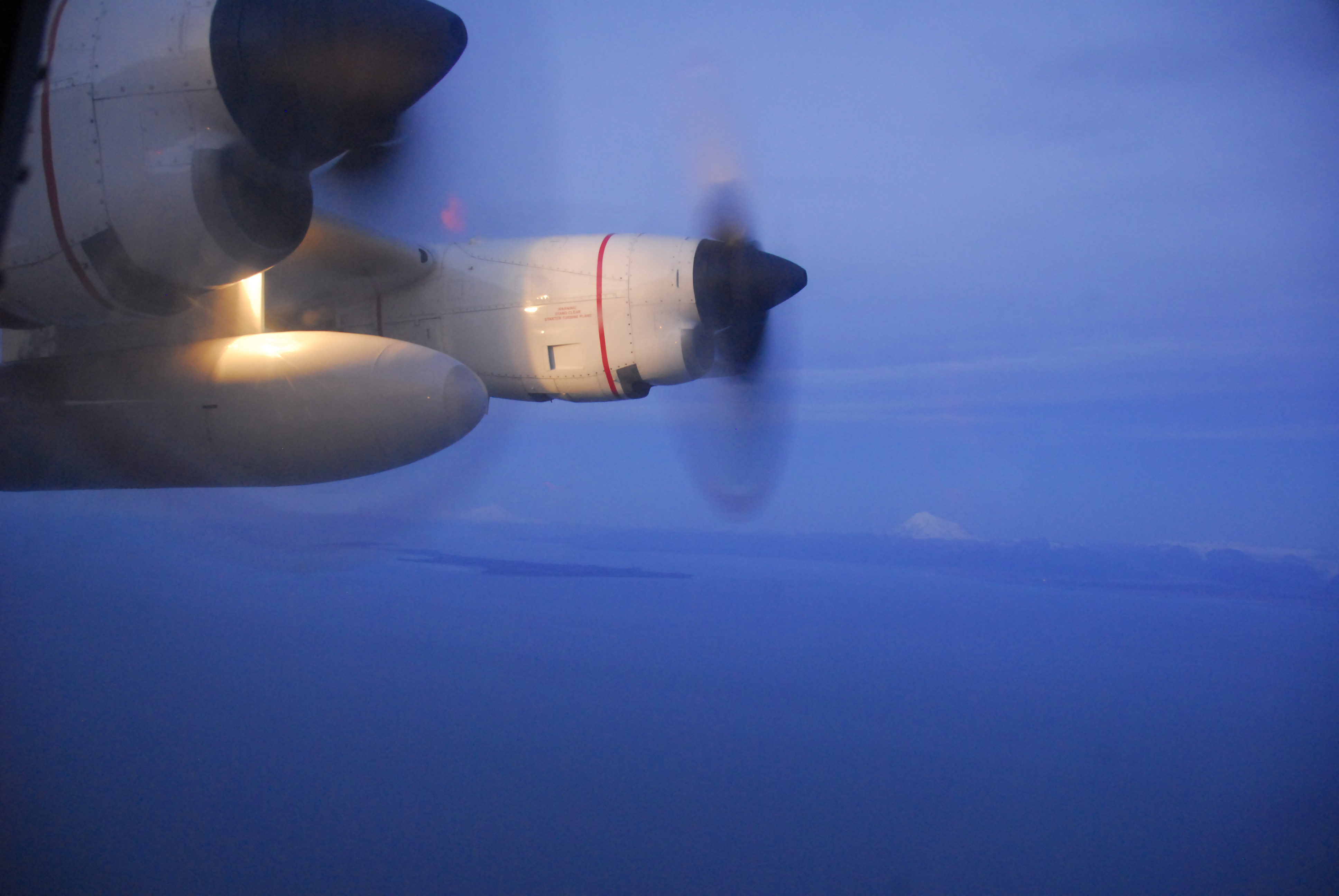 Una tripulación de un HC-130 Hercules de la Guardia Costera realiza operaciones de búsqueda y rescate al amanecer sobre Cook Inlet, Alaska 141003 G-FO900 064