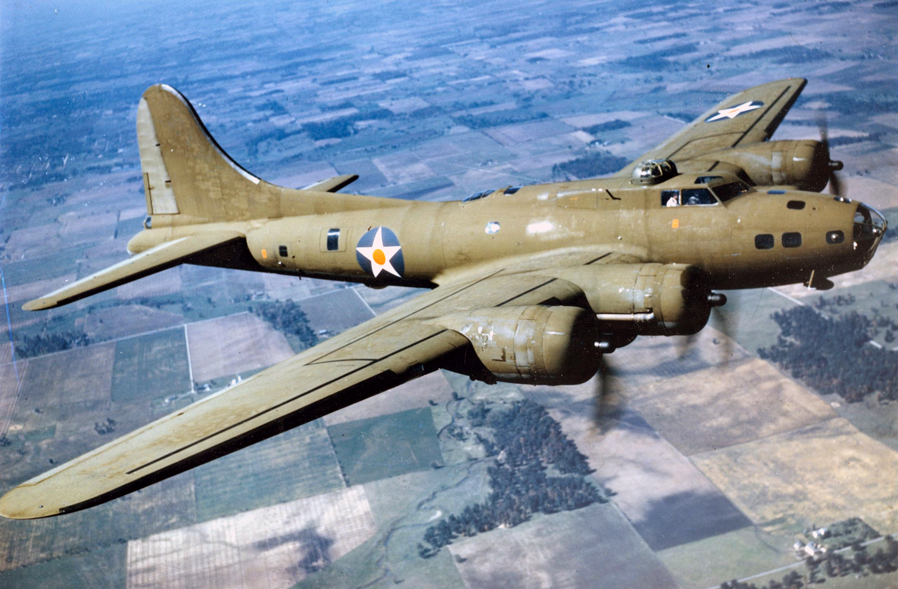 Fotografía en color de un B-17E en vuelo