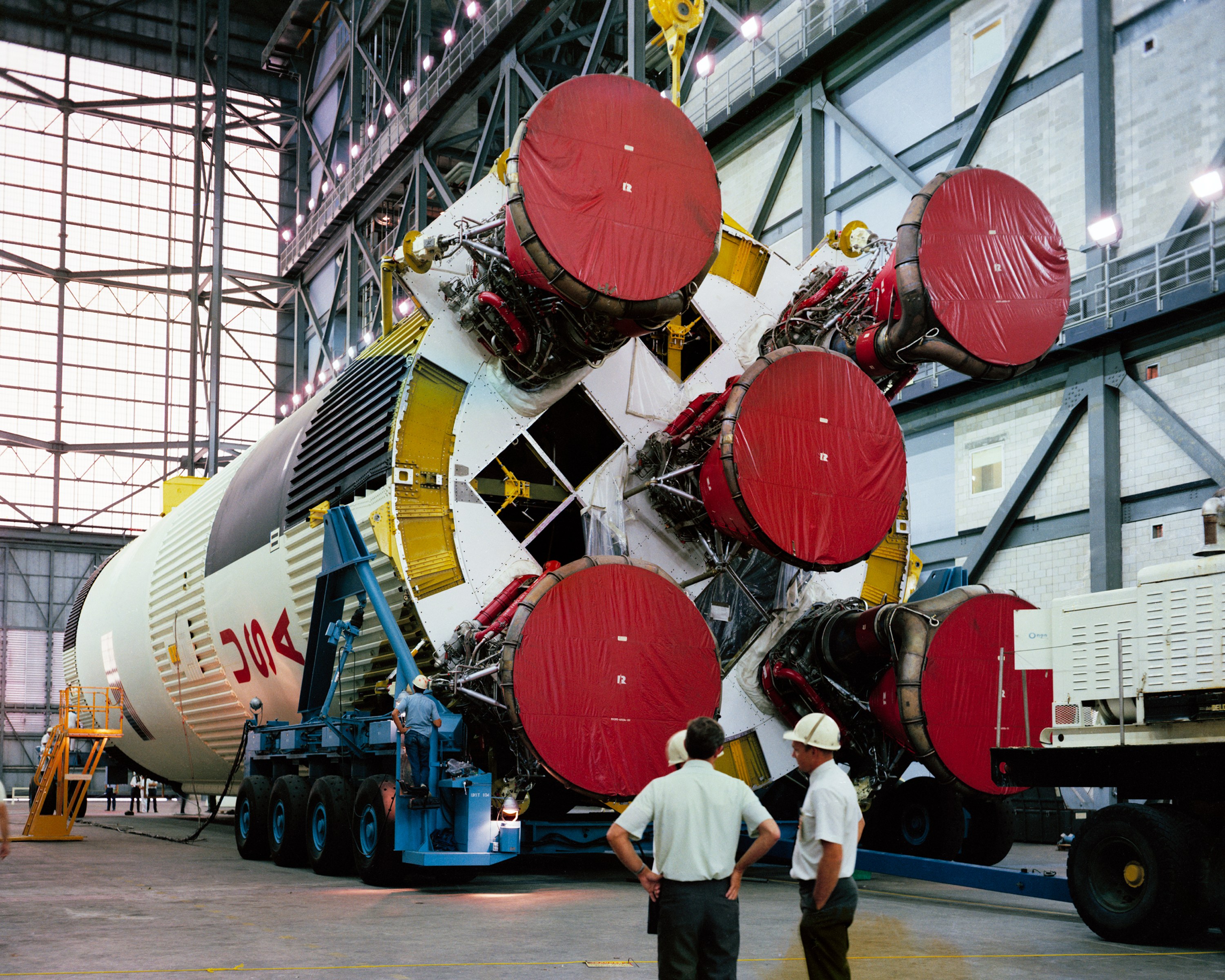 Componenti del Saturn V nell'edificio di assemblaggio verticale