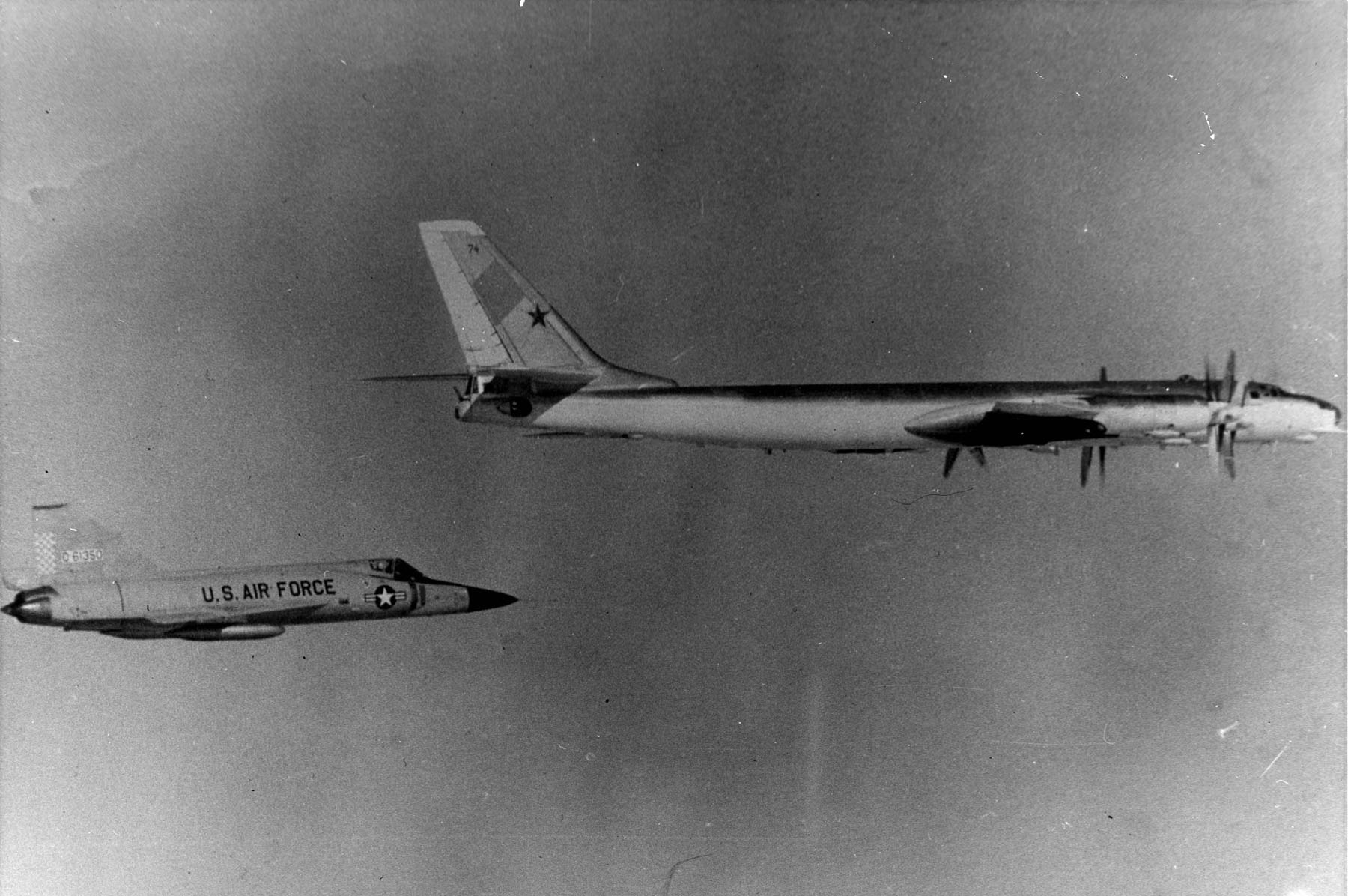 Un Convair F-102A (SN 55-1350) interceptant un bombardier soviétique Bear 060922 F-1234S 036