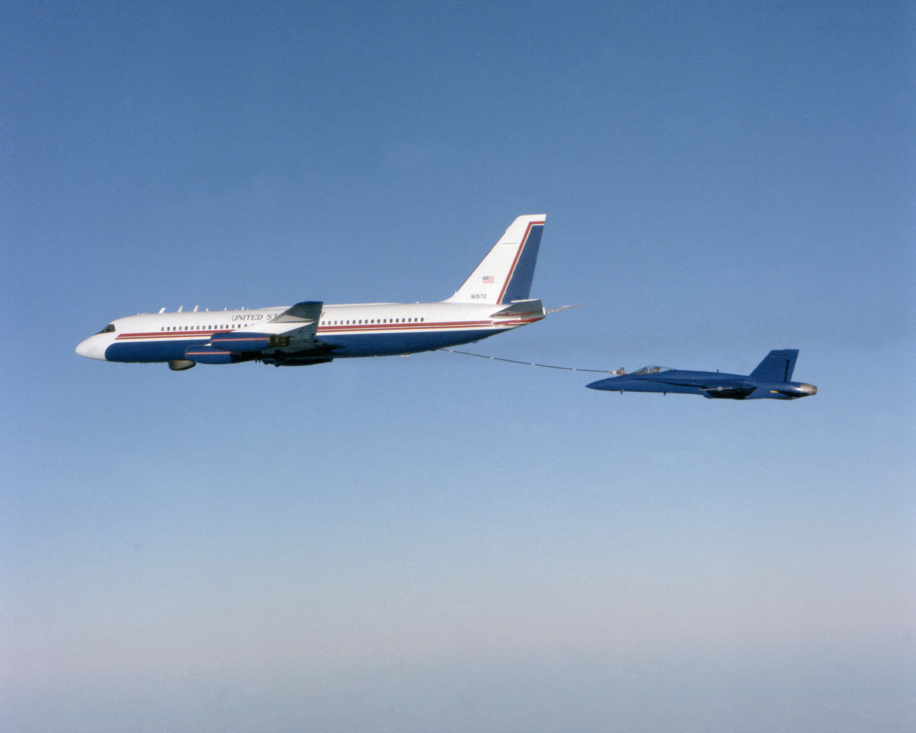 Convair UC-880, l'unico in servizio nella US Navy, durante il rifornimento di un F/A-18A Hornet (Patuxent River, test Tomahawk e di rifornimento)
