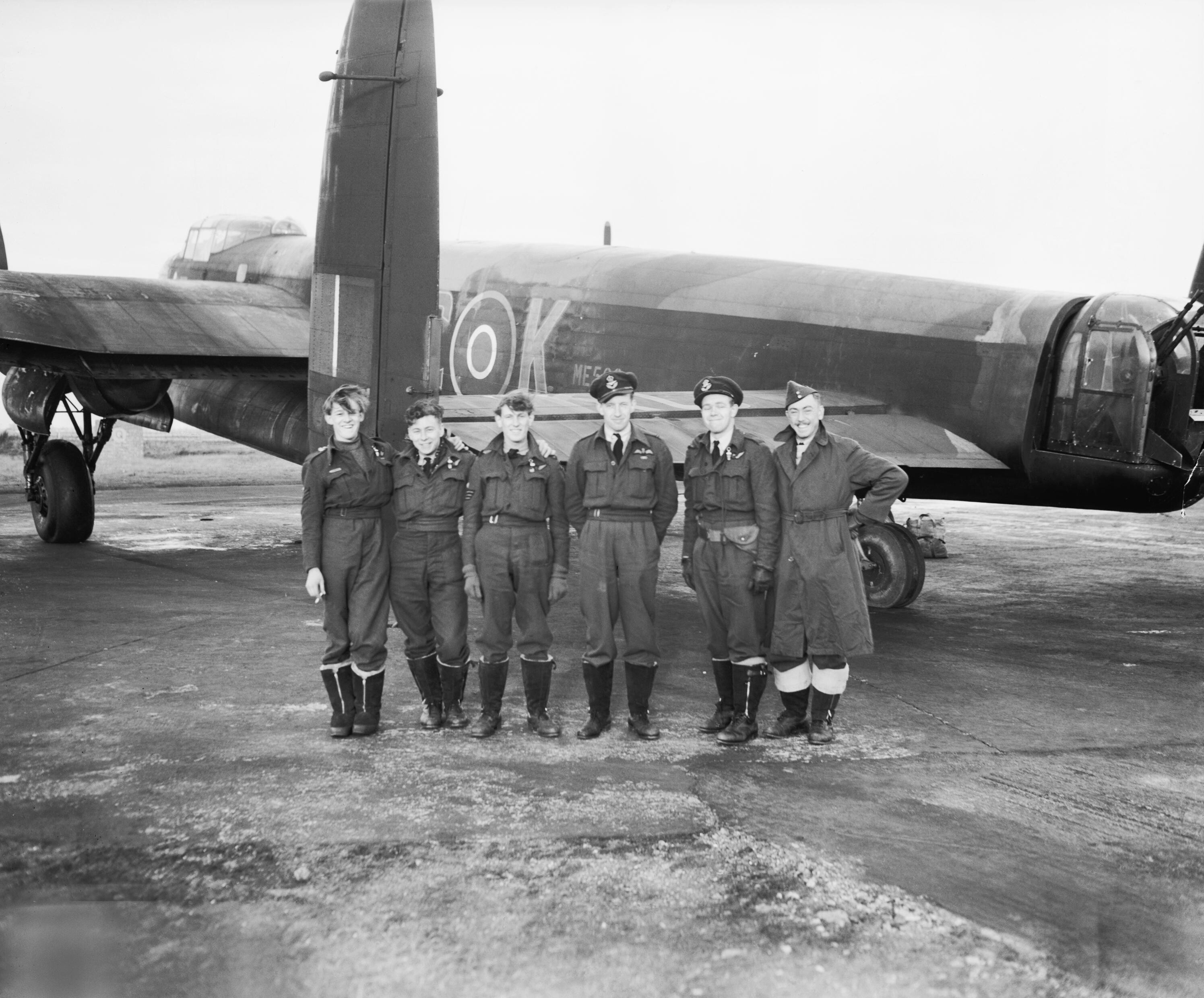Tripulação do No. 617 Squadron com o seu Lancaster após o ataque bem-sucedido ao Tirpitz no fiorde de Tromso