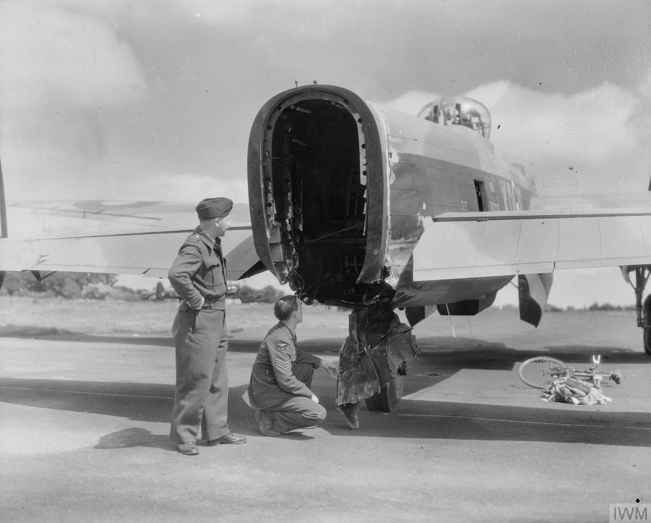 Tripulação de um Lancaster B Mk II do Esquadrão 115 a examinar a cauda, da qual a torreta traseira foi arrancada por completo