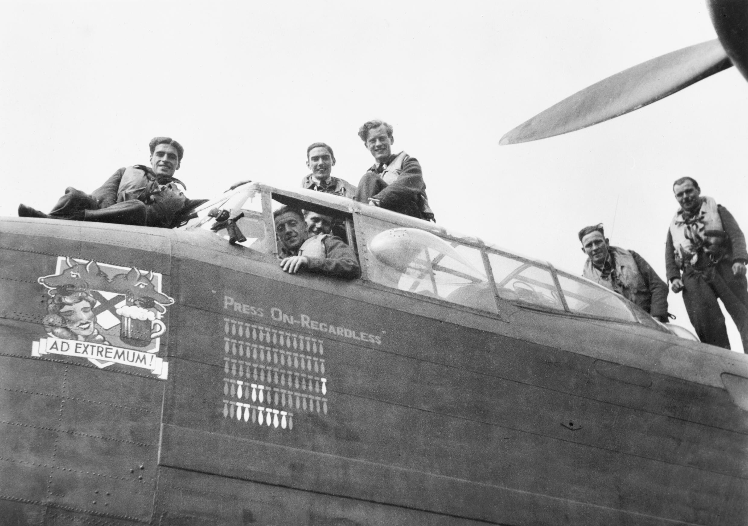 Tripulação a posar sobre o Lancaster B Mk III ED905 Press on regardless após a sua septuagésima saída operacional