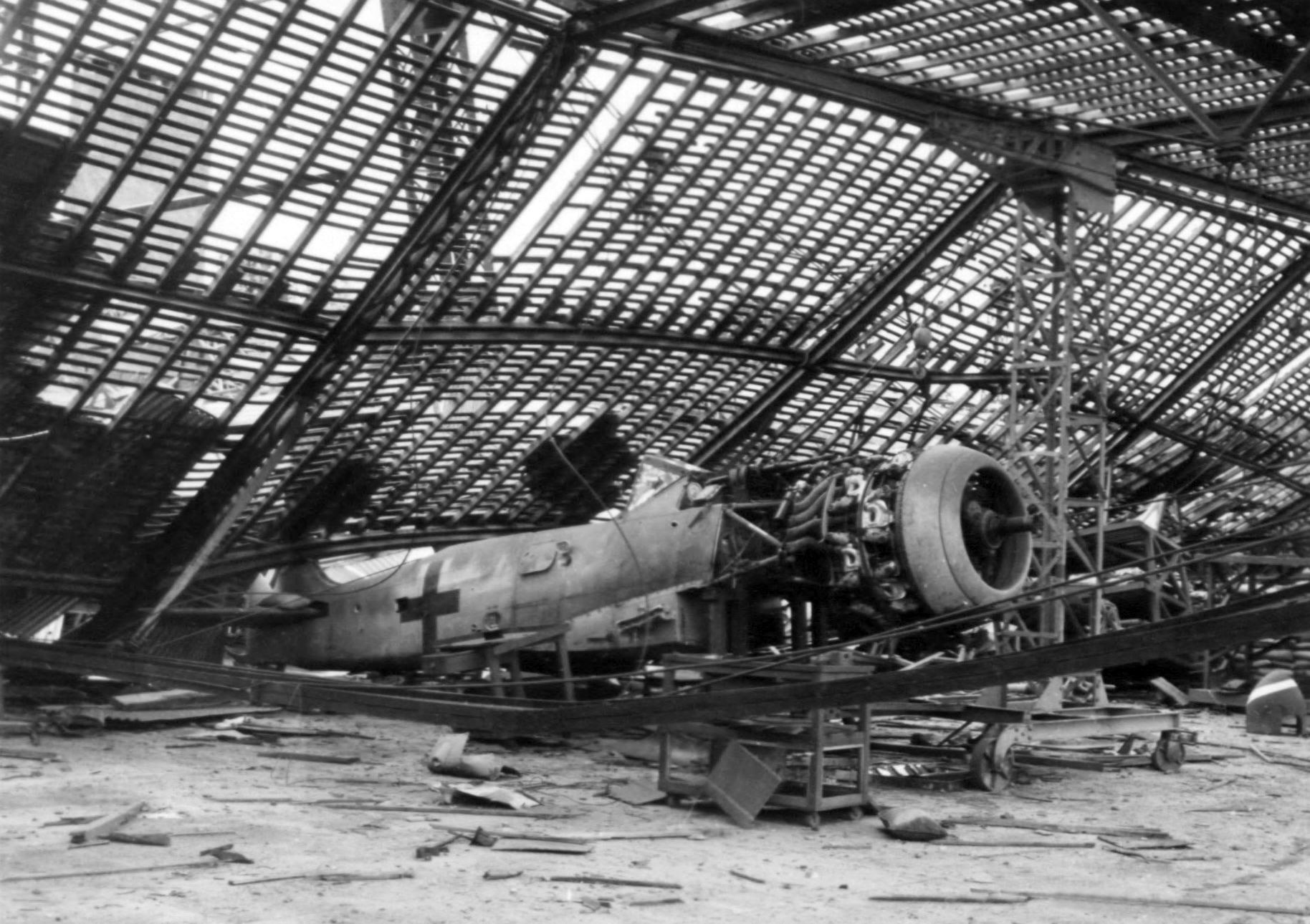 Focke Wulf Fw 190 alemán dañado en un hangar del aeródromo de Villecoublay, Francia, 21 de septiembre de 1944 (342 FH-3A19358 A59201AC)