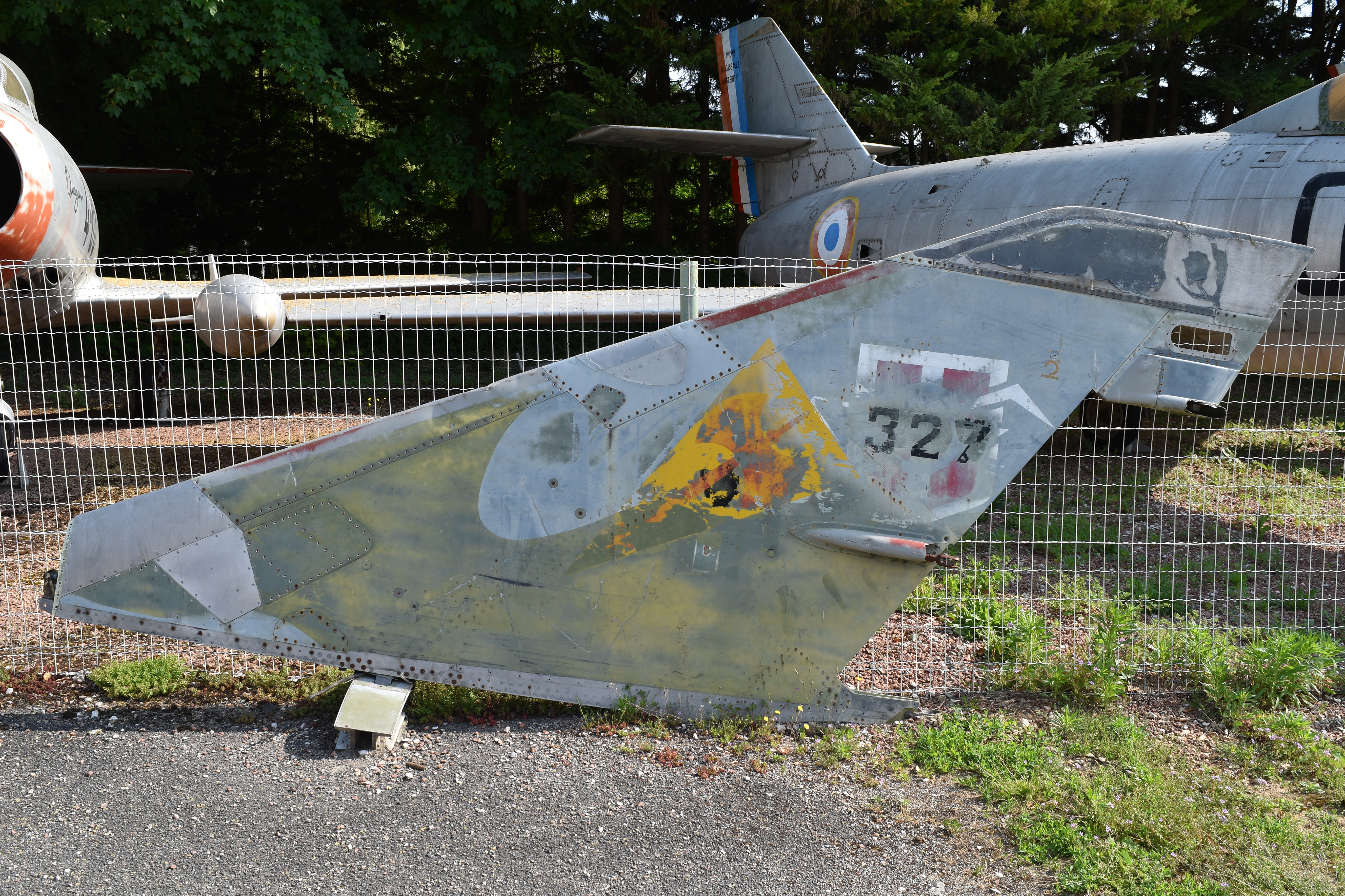 Deriva de Dassault Mirage IIIR '327', Château de Savigny lès Beaune