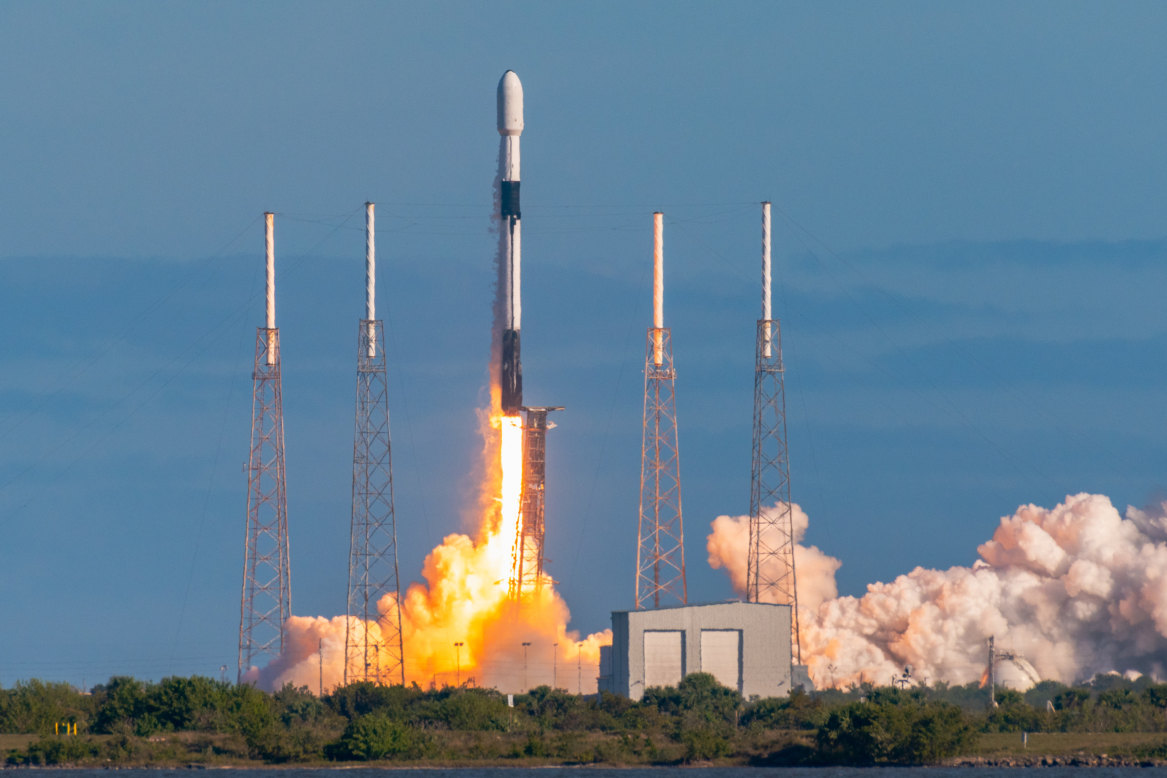 Décollage d'un Falcon 9 lors de la mission de covoiturage Transporter-6