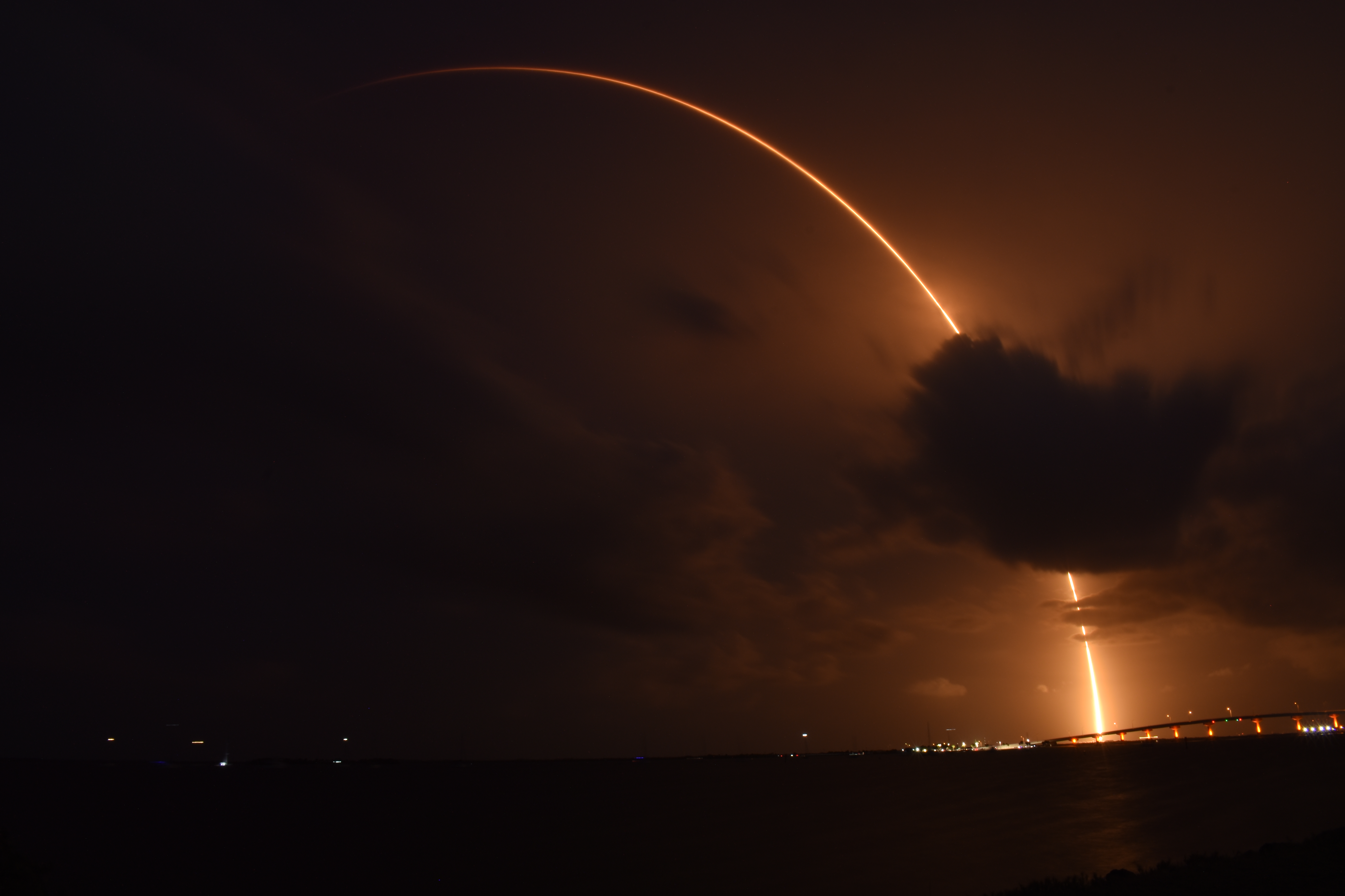 Despegue diurno de un Falcon 9 Block 5 (último vuelo del booster B1060)