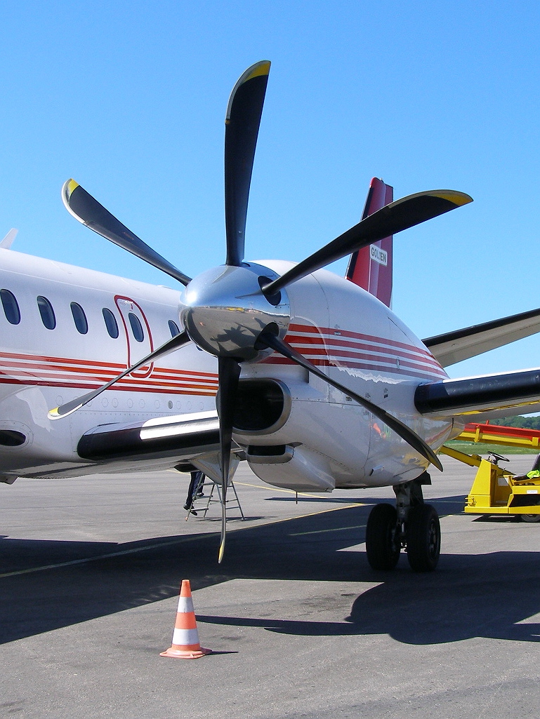 Detalle del motor y hélice del Saab 2000, otro ángulo
