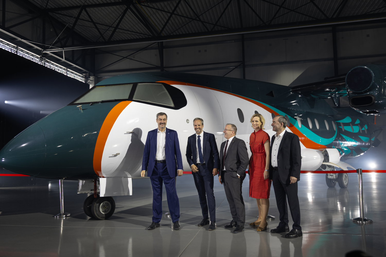 Directivos de Deutsche Aircraft con el TAC 1 en Oberpfaffenhofen (28-05-2025)
