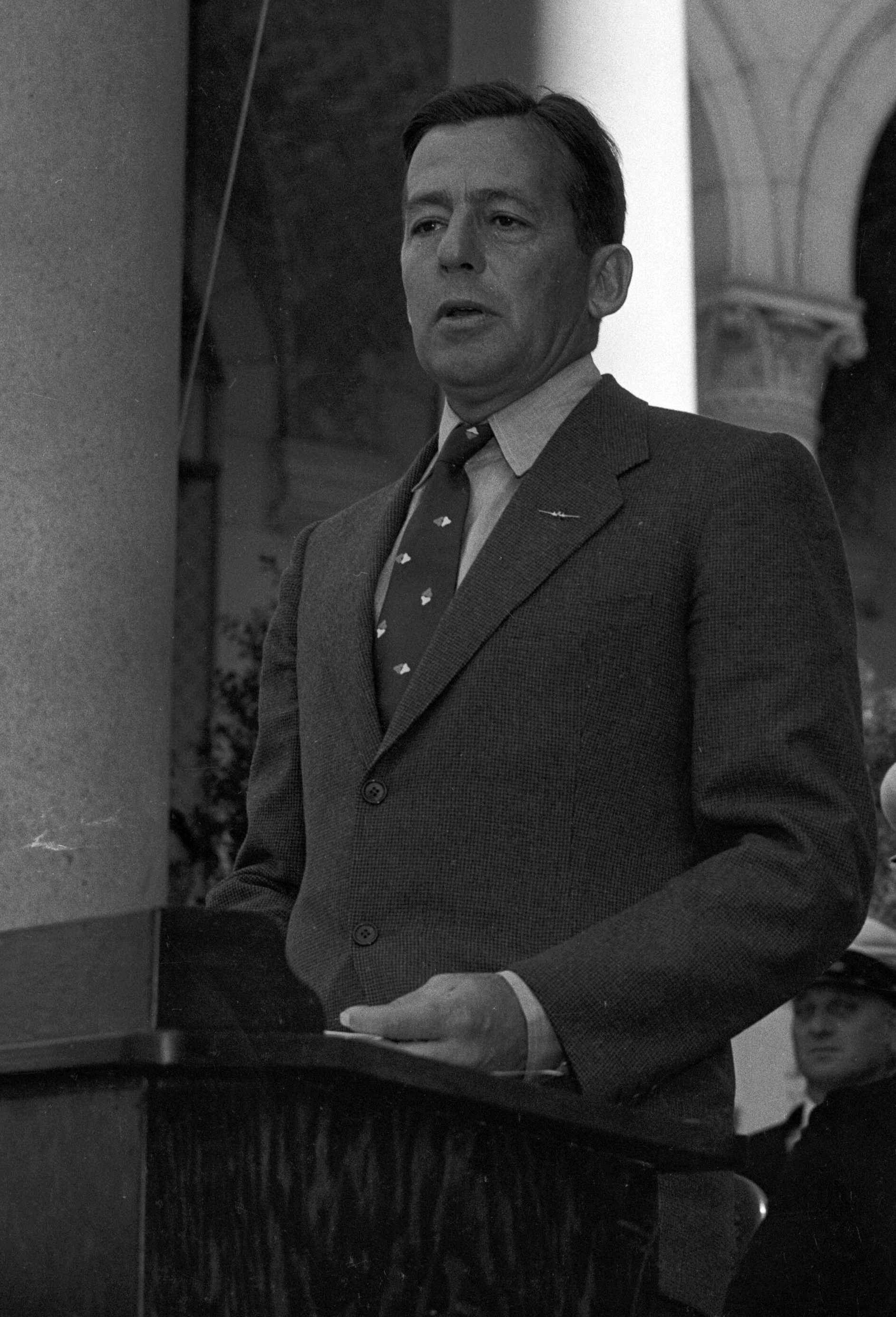 Donald W. Douglas prend la parole à la mairie