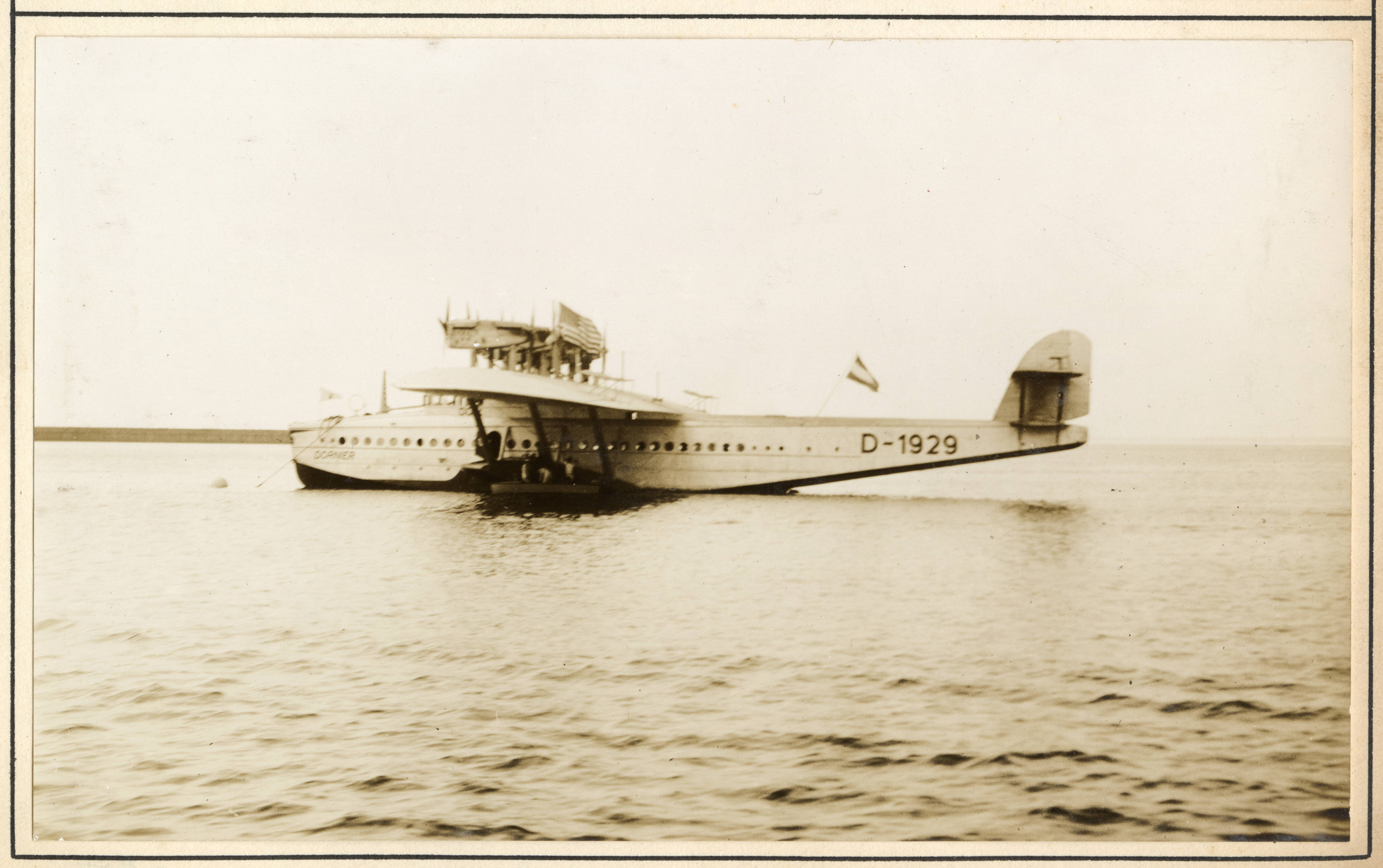 Dornier Do X (D-1929, Do X1a) repostando combustible frente a la Base Naval de Operaciones de Norfolk, 26 de agosto de 1931 (vista lateral)