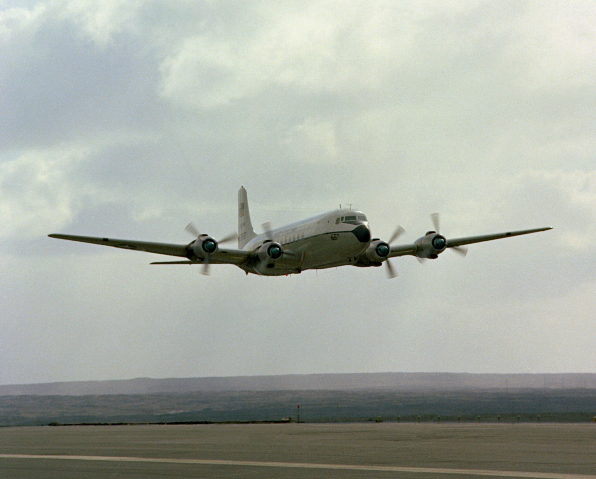 Douglas C-118A Liftmaster in decollo, 1988