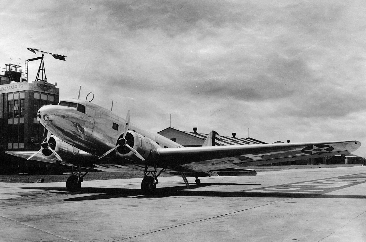 Douglas C-32 a Langley Field, vicino alle operazioni di base
