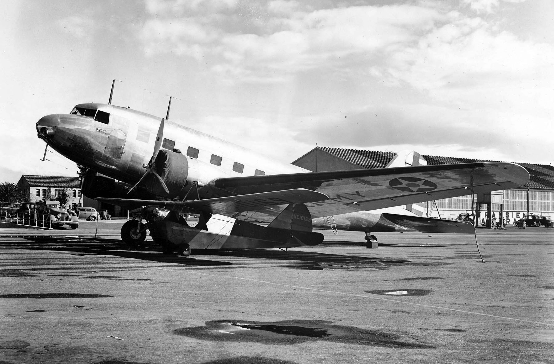 Douglas C-33 a March Field (numero di serie 36-82, con il piccolo aereo Aeronca NC 10169)