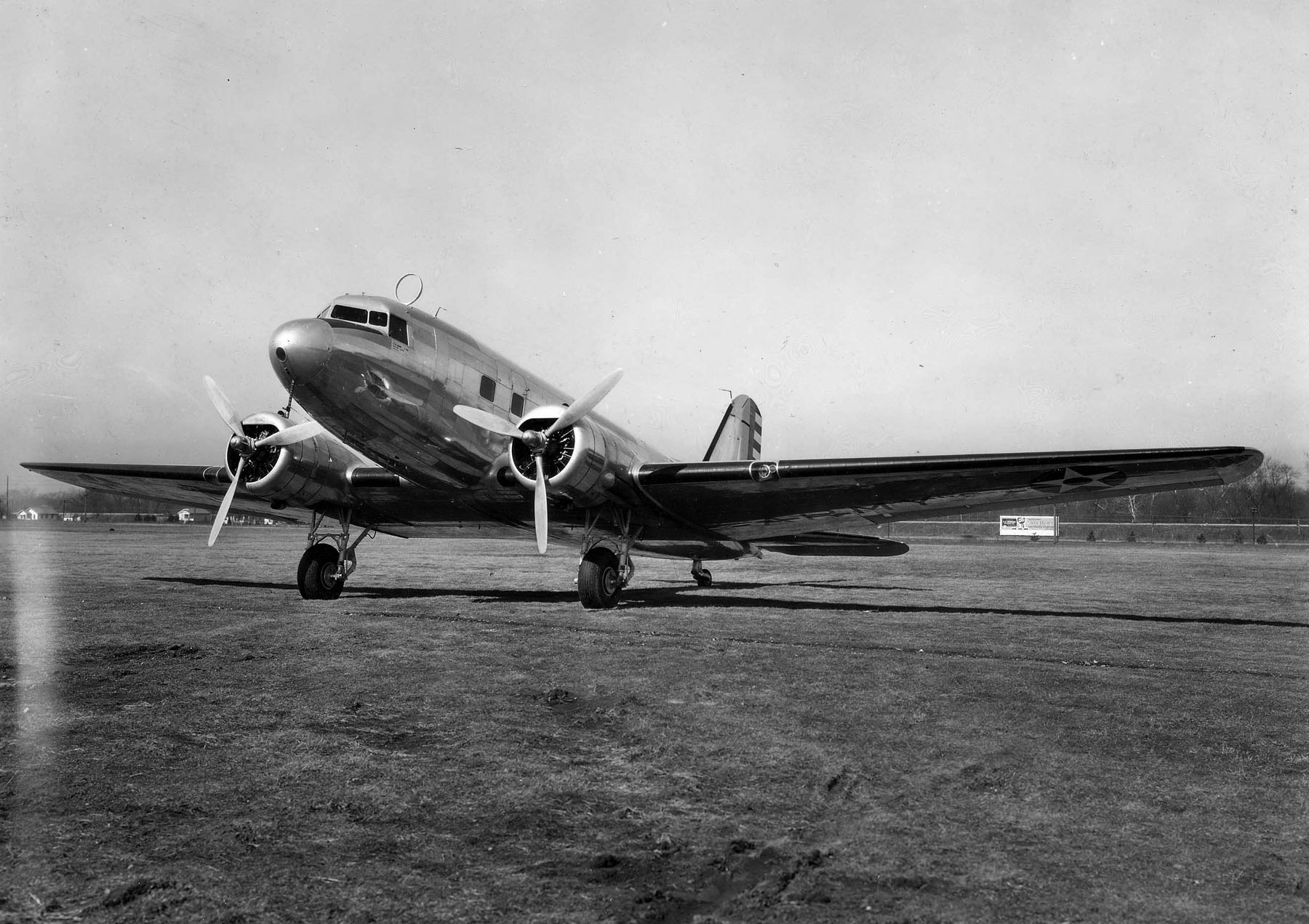 Douglas C-39 (SN 38-499) lato frontale