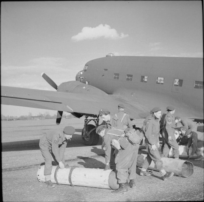 Douglas DC-3 - British Army in the United Kingdom 1939-45 H37702