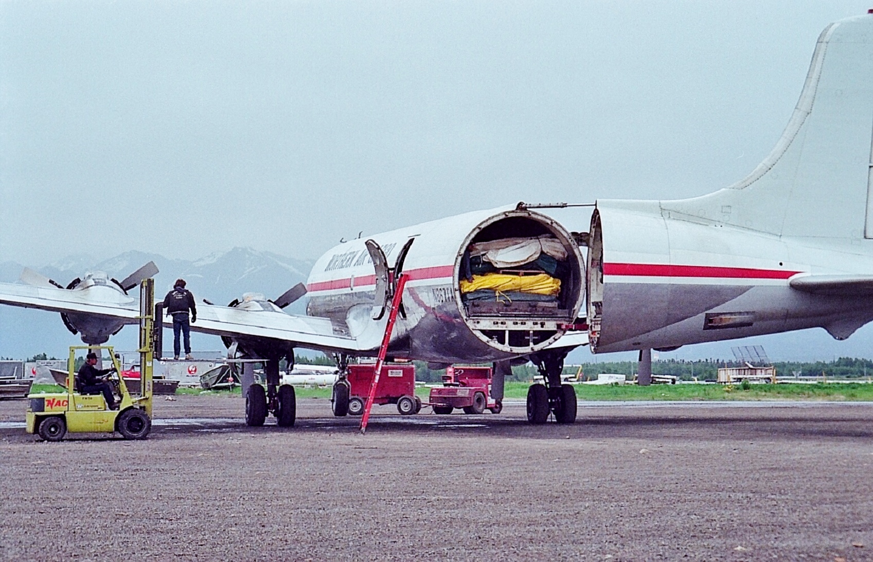 Douglas DC-6A/C swing tail de Northern Air Cargo en Anchorage (1989)