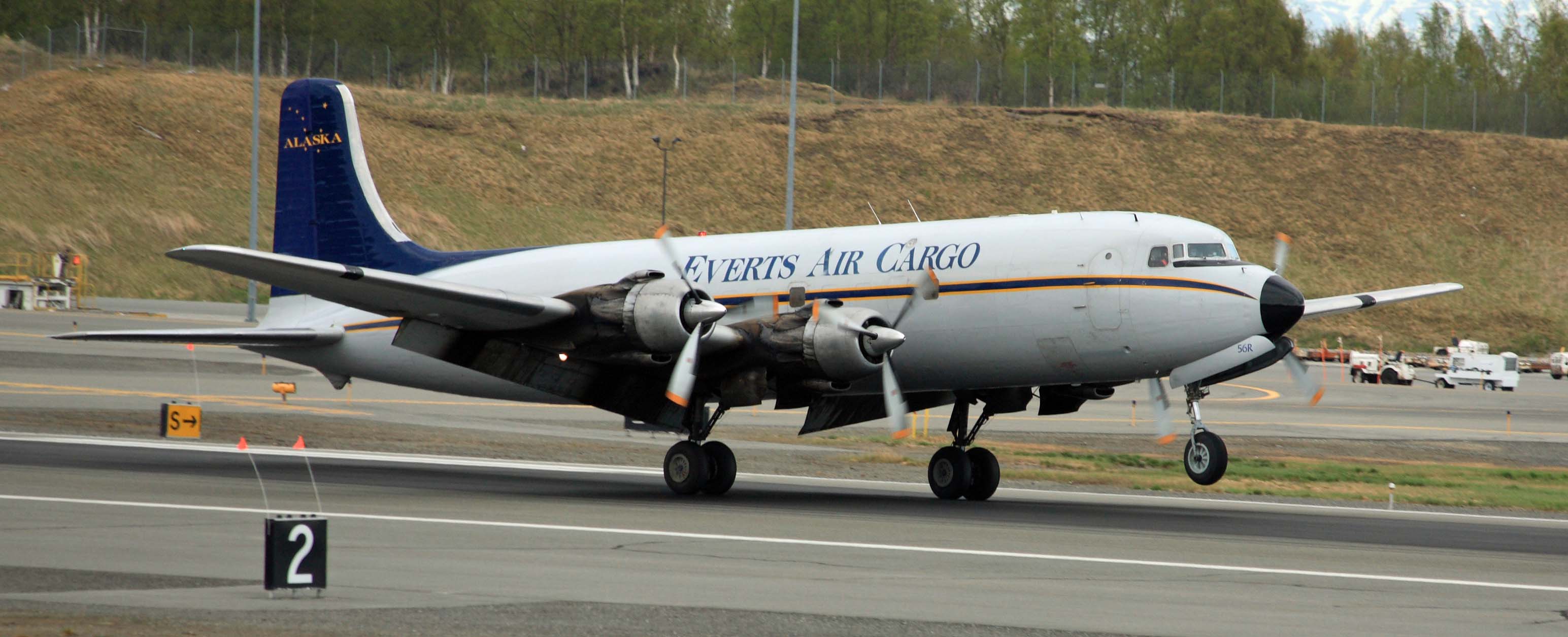 Douglas DC-6 de Everts Air Cargo aterrizando en Anchorage