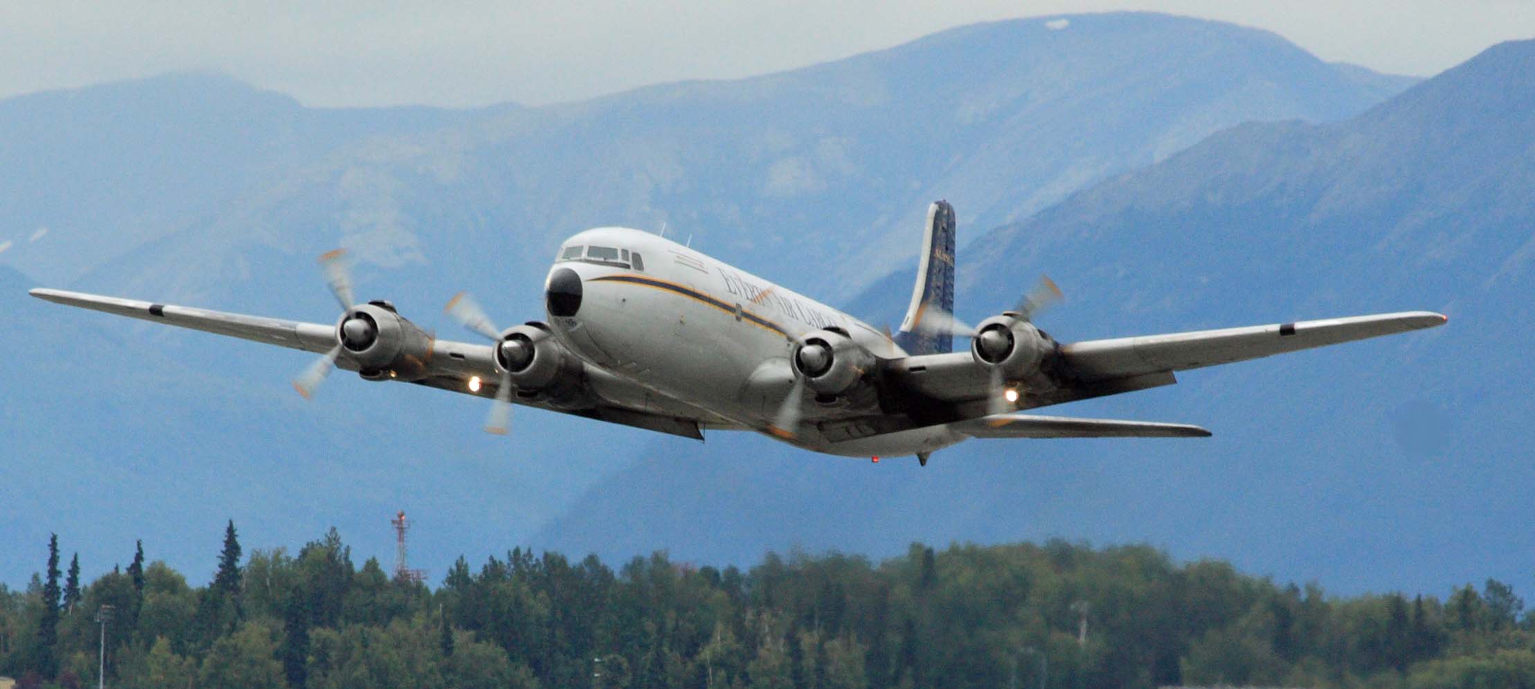 Douglas DC-6 de Everts Air Cargo despegando de Anchorage