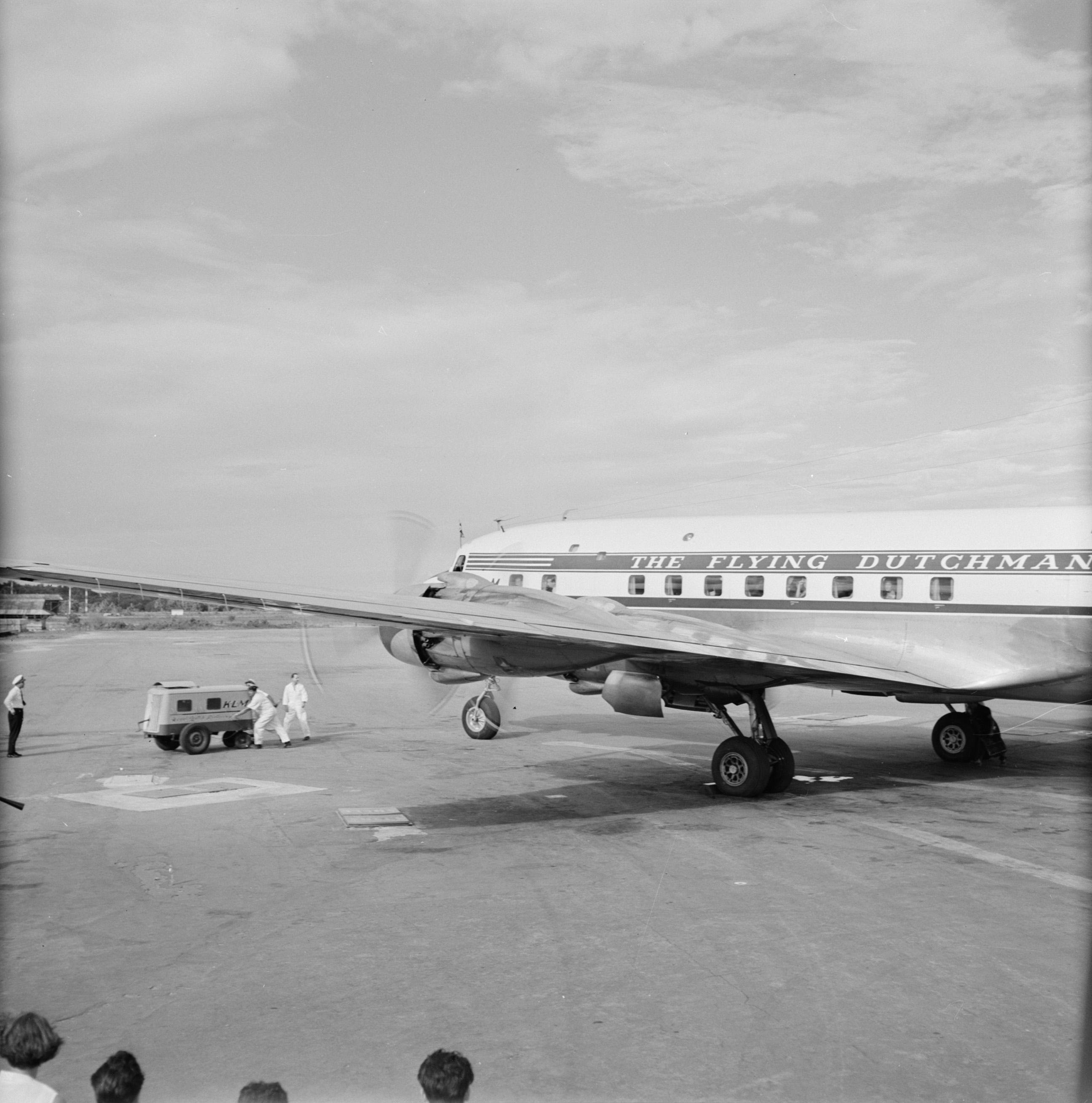 Douglas DC-6 de KLM "Flying Dutchman" en el aeropuerto de Zanderij
