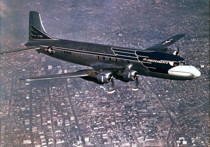 Douglas VC-118 "Independence" en vuelo (c. 1947)
