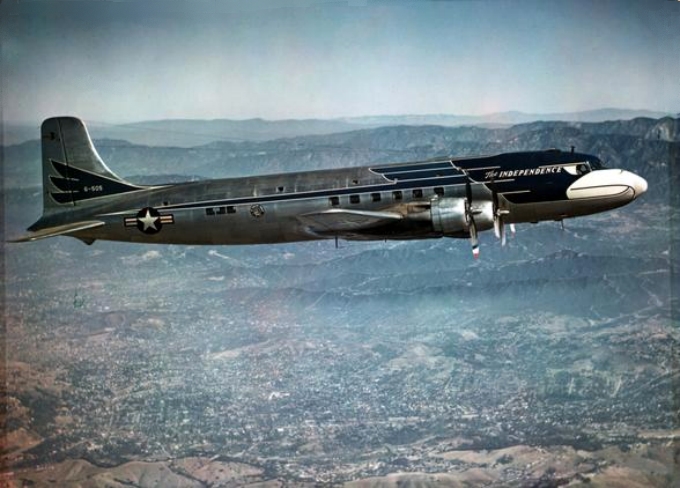 Douglas VC-118 Independence en vuelo, h. 1950