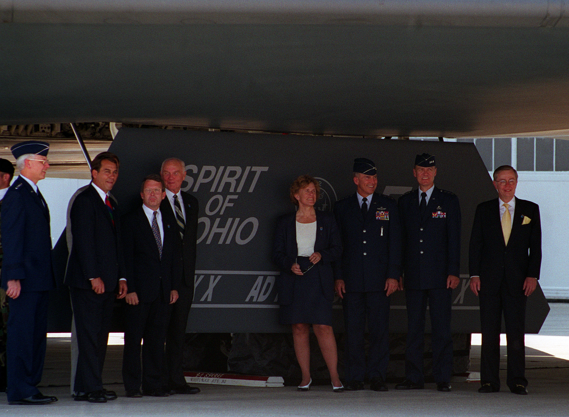Lors de la cérémonie de dédicace du bombardier furtif B-2 « Spirit of Ohio », des dignitaires posent devant le carénage du train d'atterrissage de l'appareil