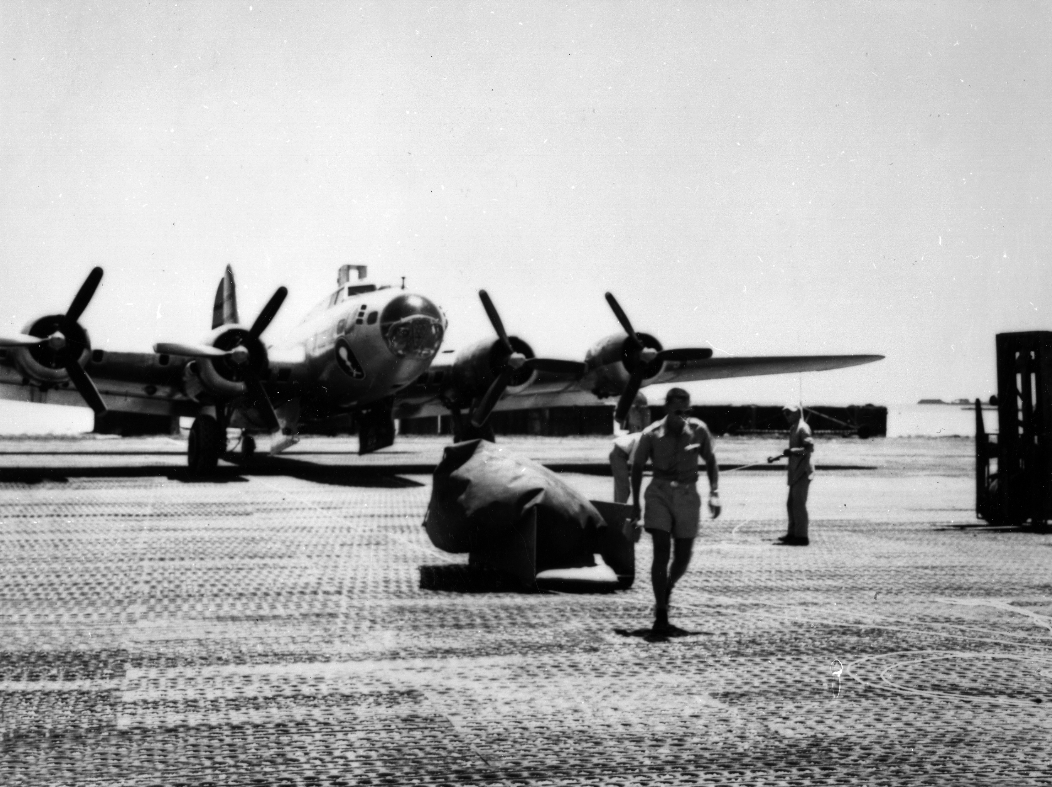 Bolsa de polvo recogida de un dron Boeing B-17G QB-17 tras la prueba Crossroads Able, 1 de julio de 1946