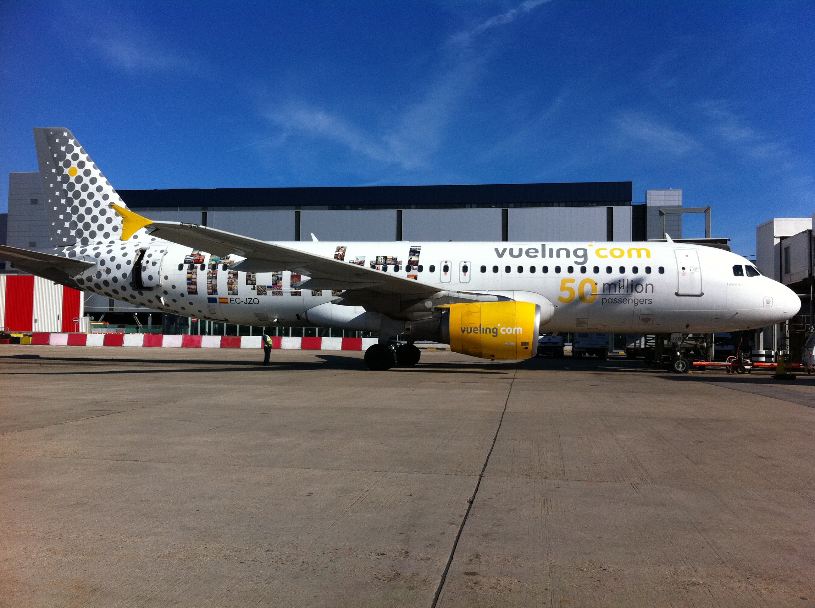 EC-JZQ, Airbus A320 de Vueling.com, con la decoración especial «¡Gracias! 50 millones de pasajeros»