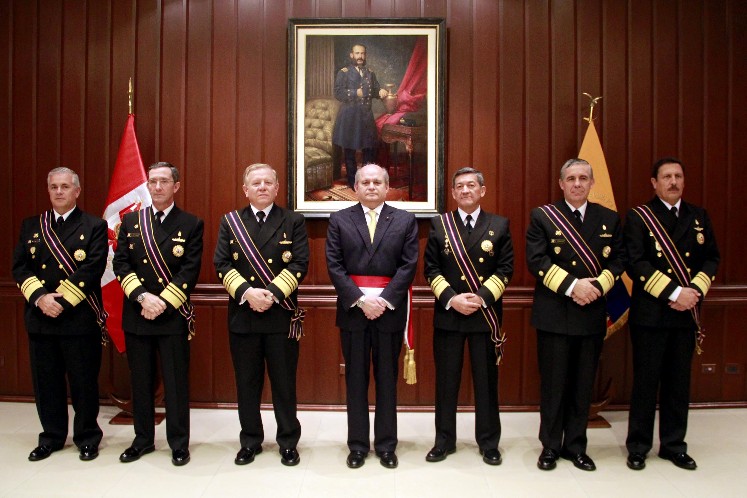 EL MINISTRO DE DEFENSA CONDECORÓ A COMANDANTE GENERAL DE LA ARMADA DE ECUADOR