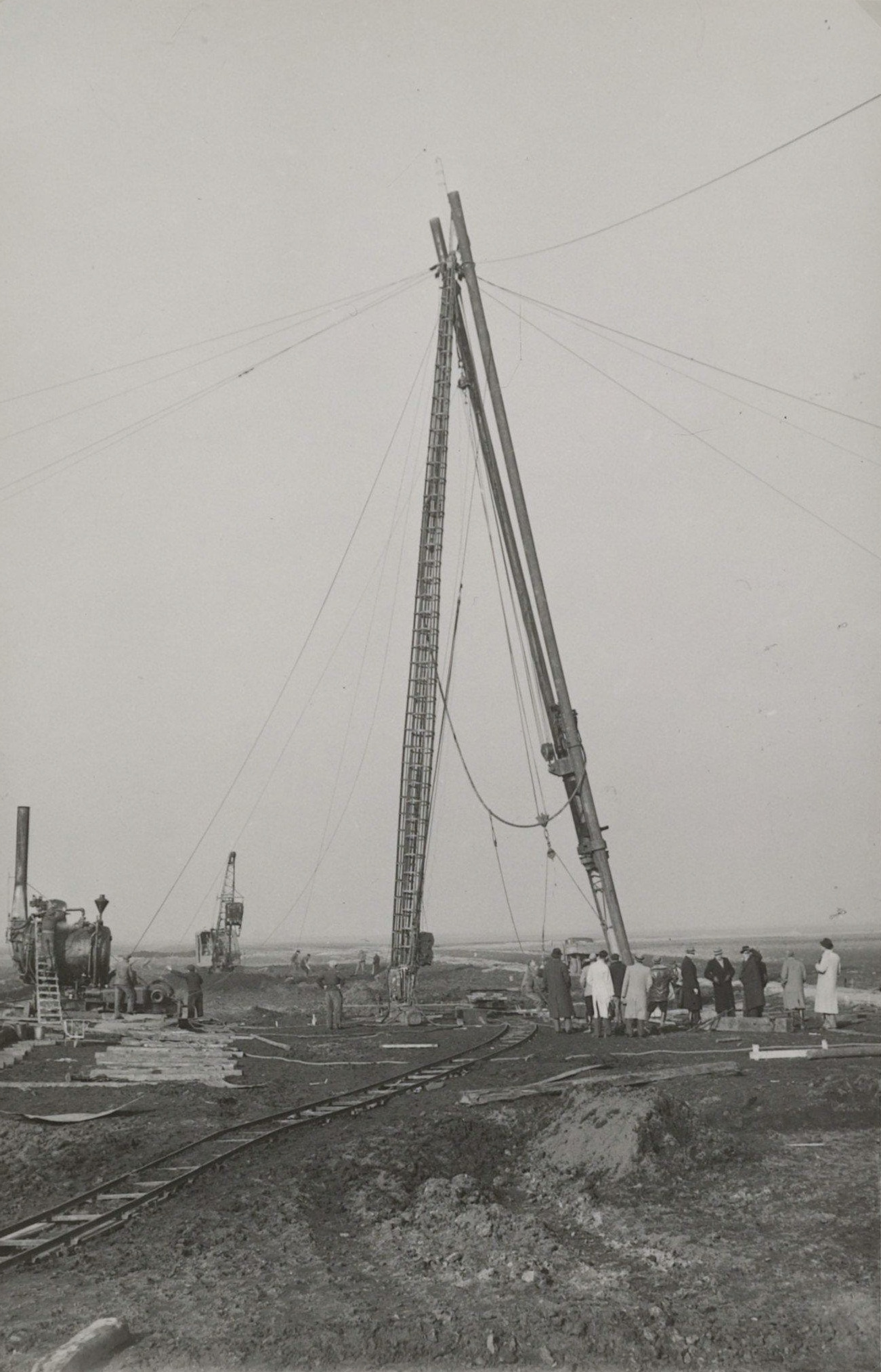 A group of men driving the first pile for the Fokker factory at Schiphol, inventory number NL-HlmNHA Hmr 09227