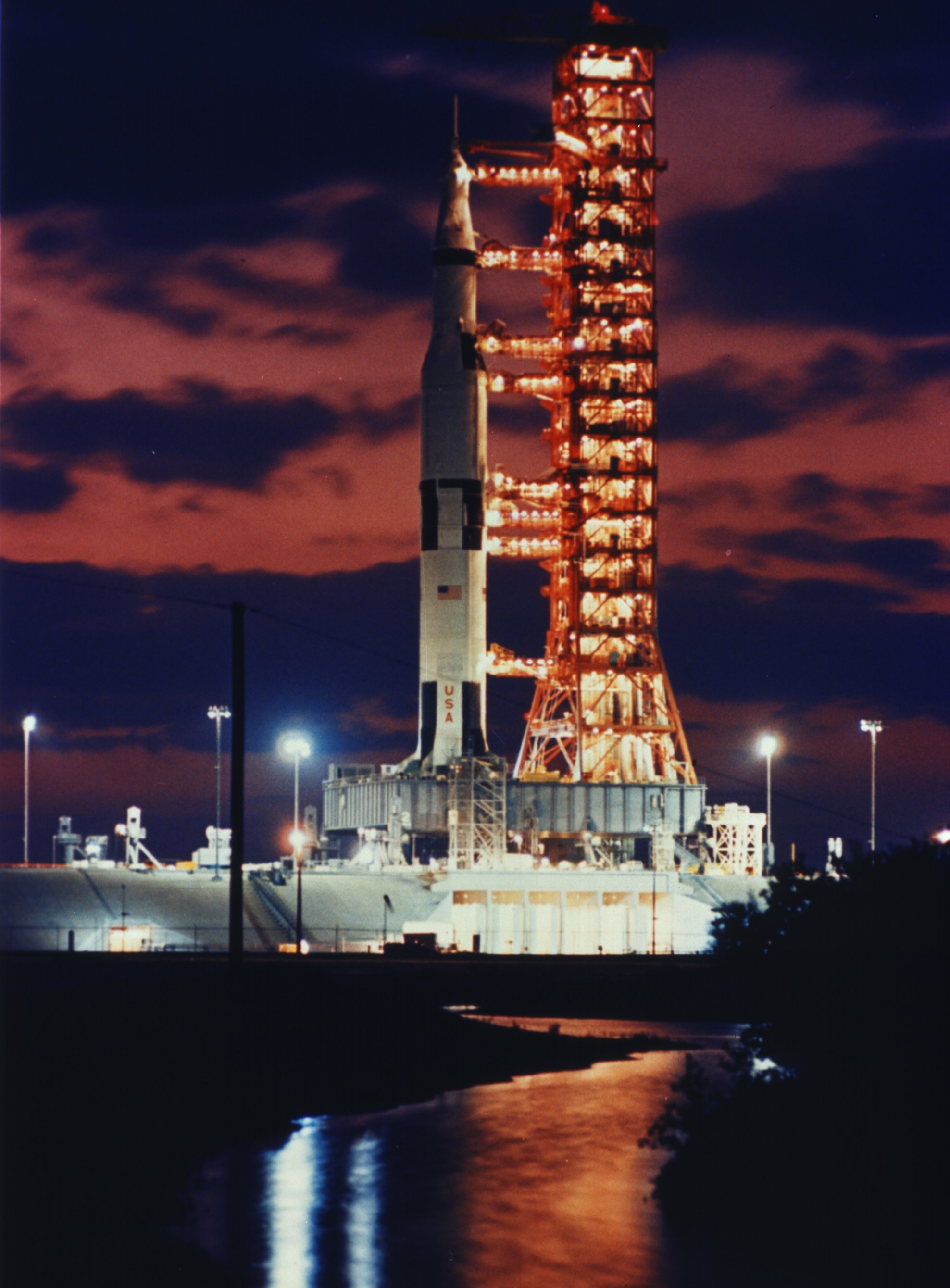 El Apollo 6 en la plataforma de lanzamiento al atardecer