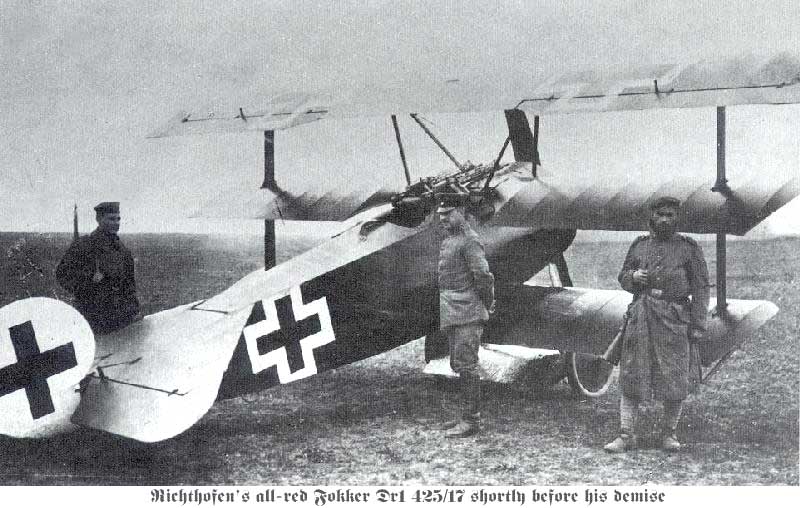 Le Fokker Dr I rouge de Richthofen au sol — photographie d'époque