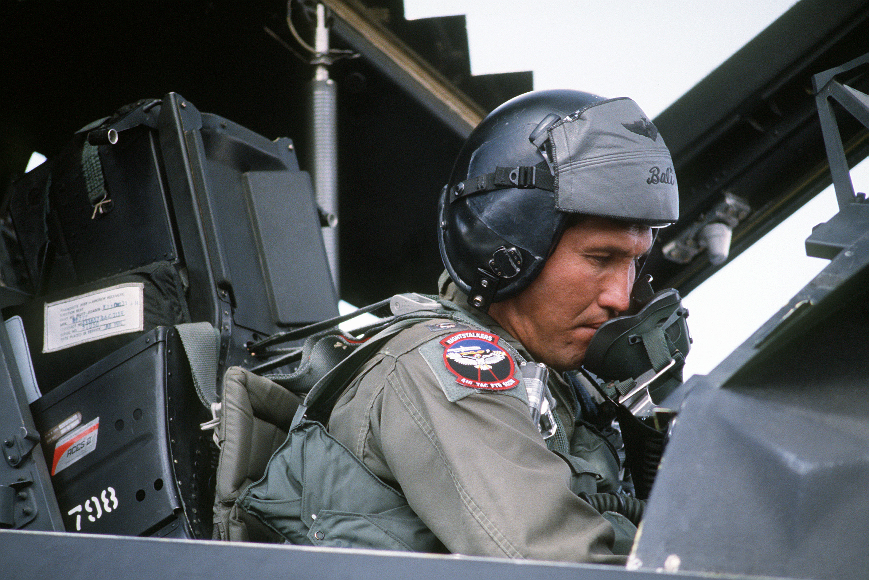 El piloto MAJ. Joe Bowley, del 37th Tactical Fighter Wing, en la cabina de un F-117A tras la Operación Tormenta del Desierto