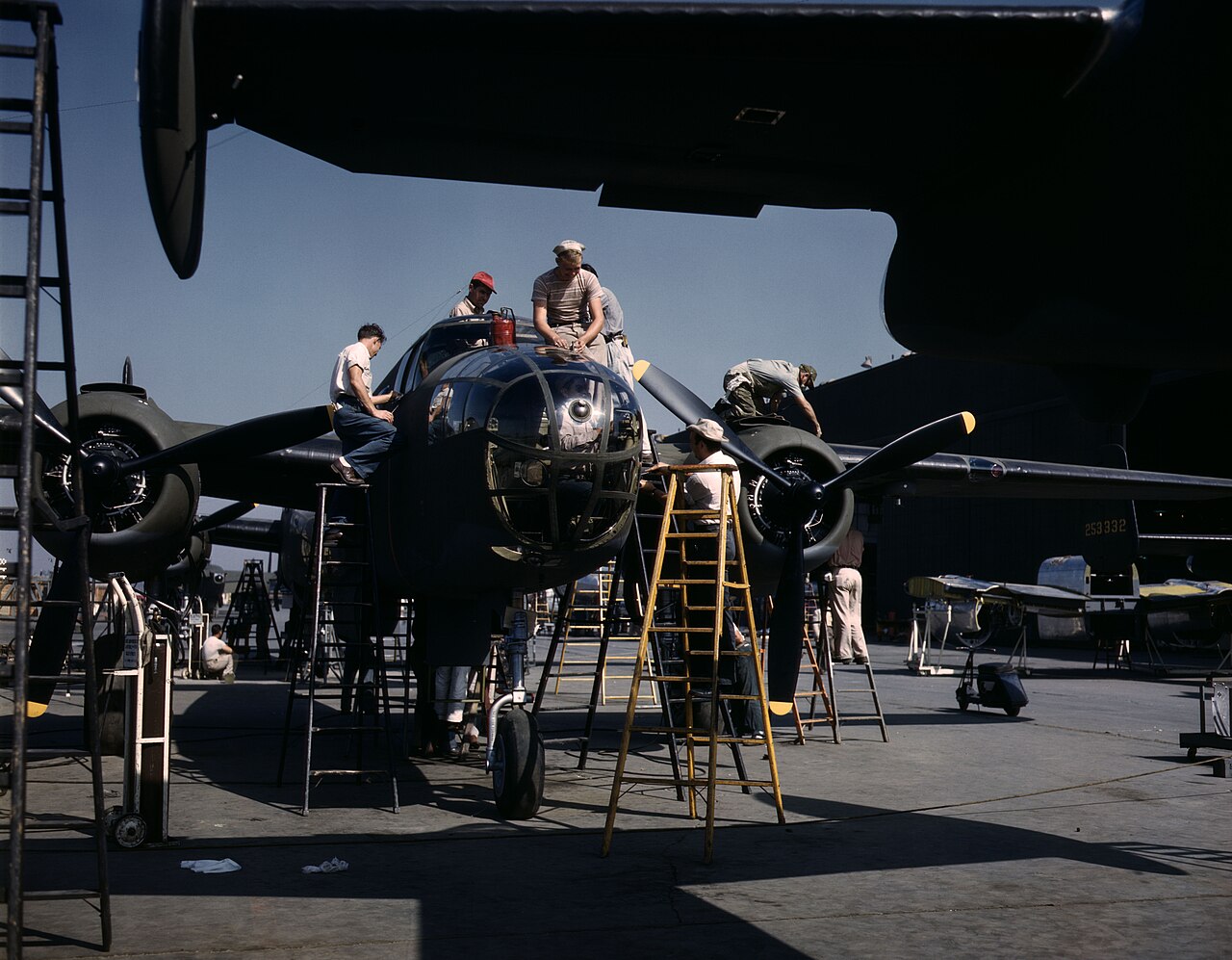 I dipendenti dello stabilimento North American danno gli ultimi ritocchi a un altro bombardiere B-25