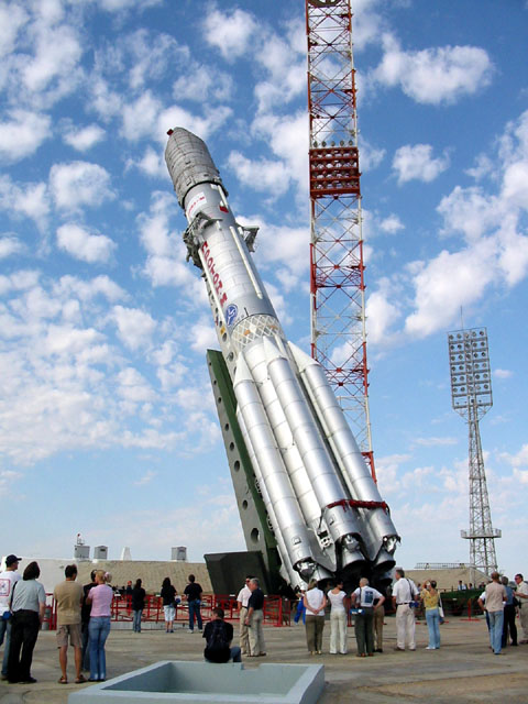 Içamento de um lançador Proton em Baikonur