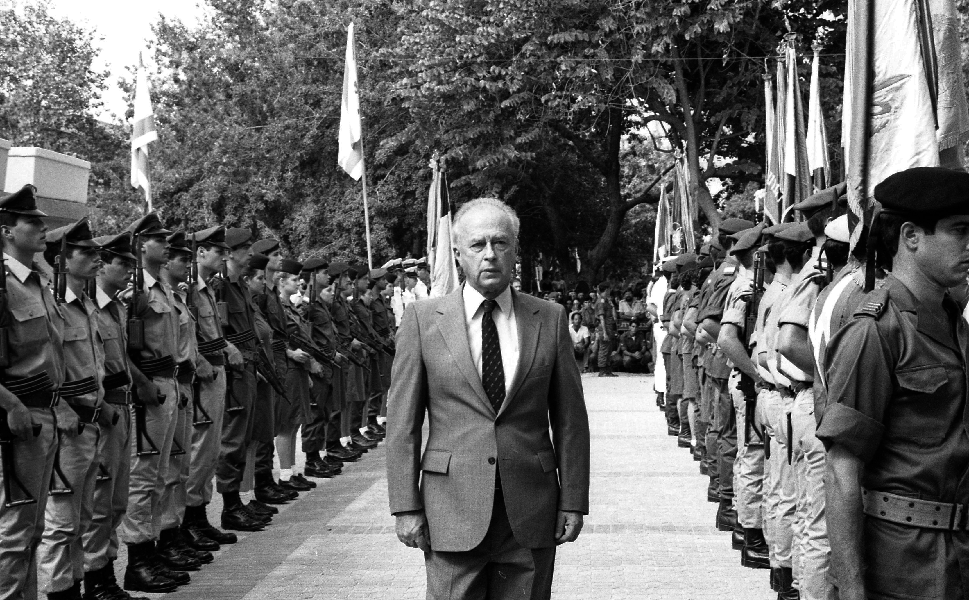Personalwechsel im Verteidigungsministerium. Yitzhak Rabin, der neue Verteidigungsminister, löst Moshe Aren ab (FL45824175)