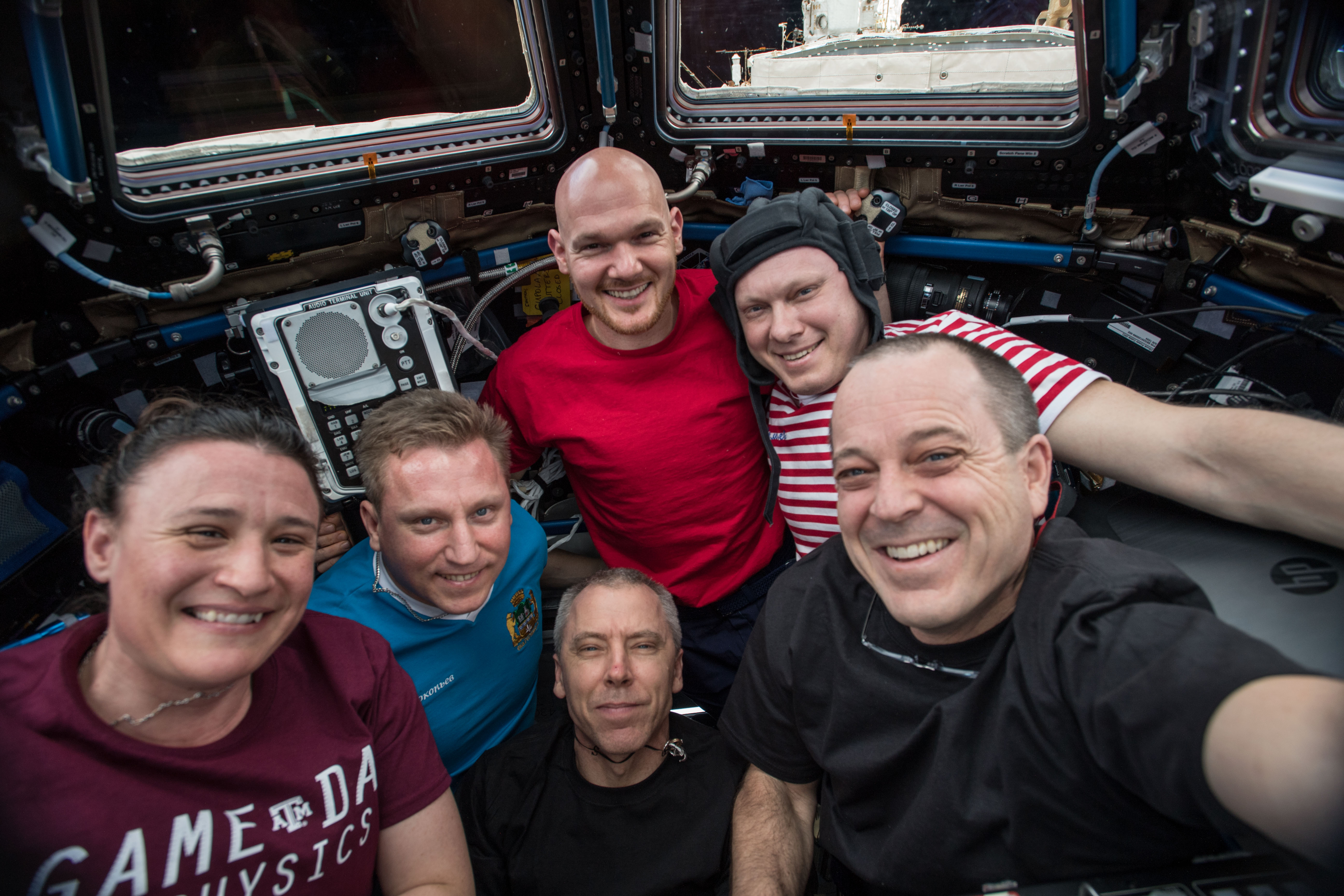 Besatzungsmitglieder der Expedition 56 versammeln sich in der Kuppel