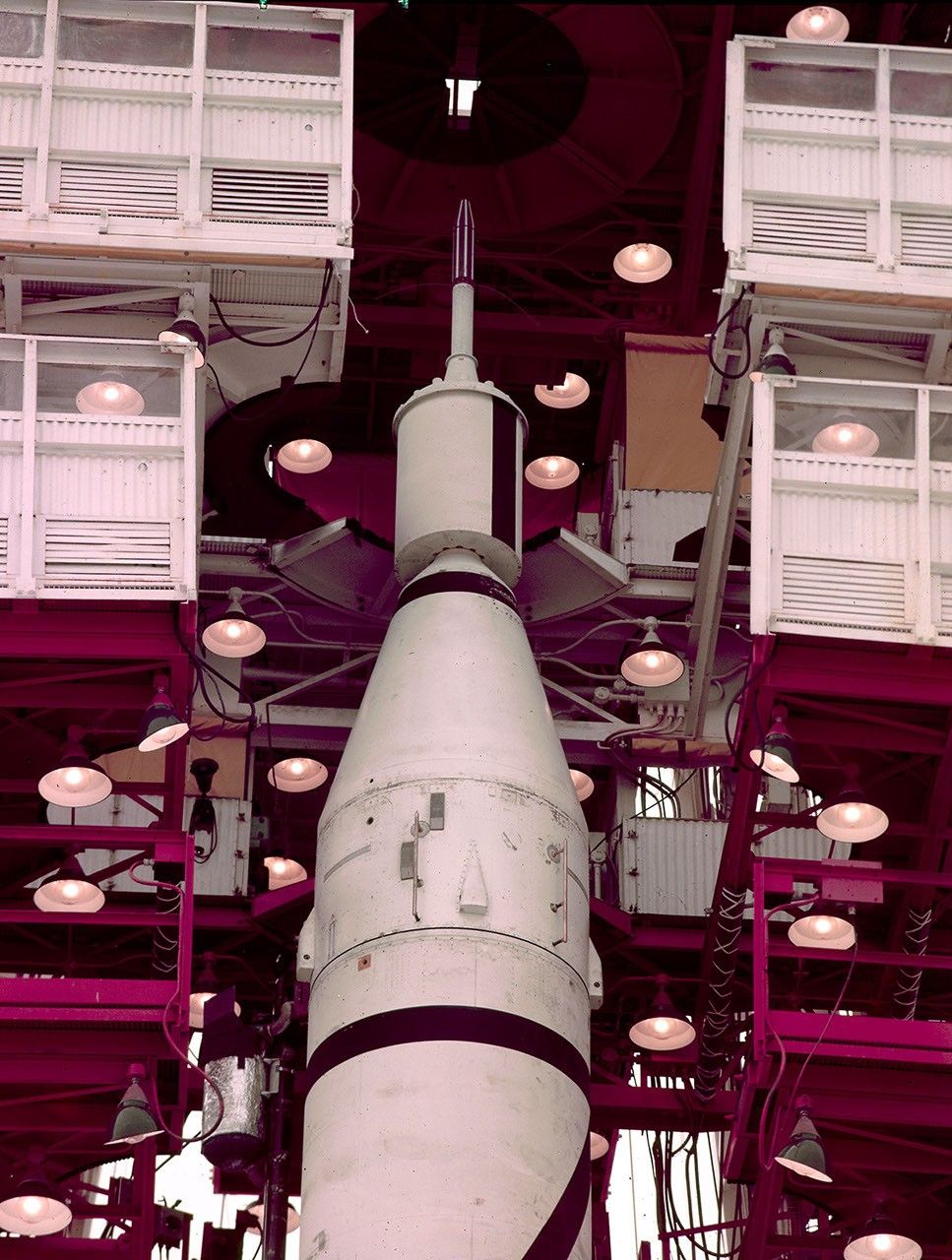 O Explorer 1 no topo do lançador Juno I (Jupiter-C) na torre de serviço, Cabo Canaveral