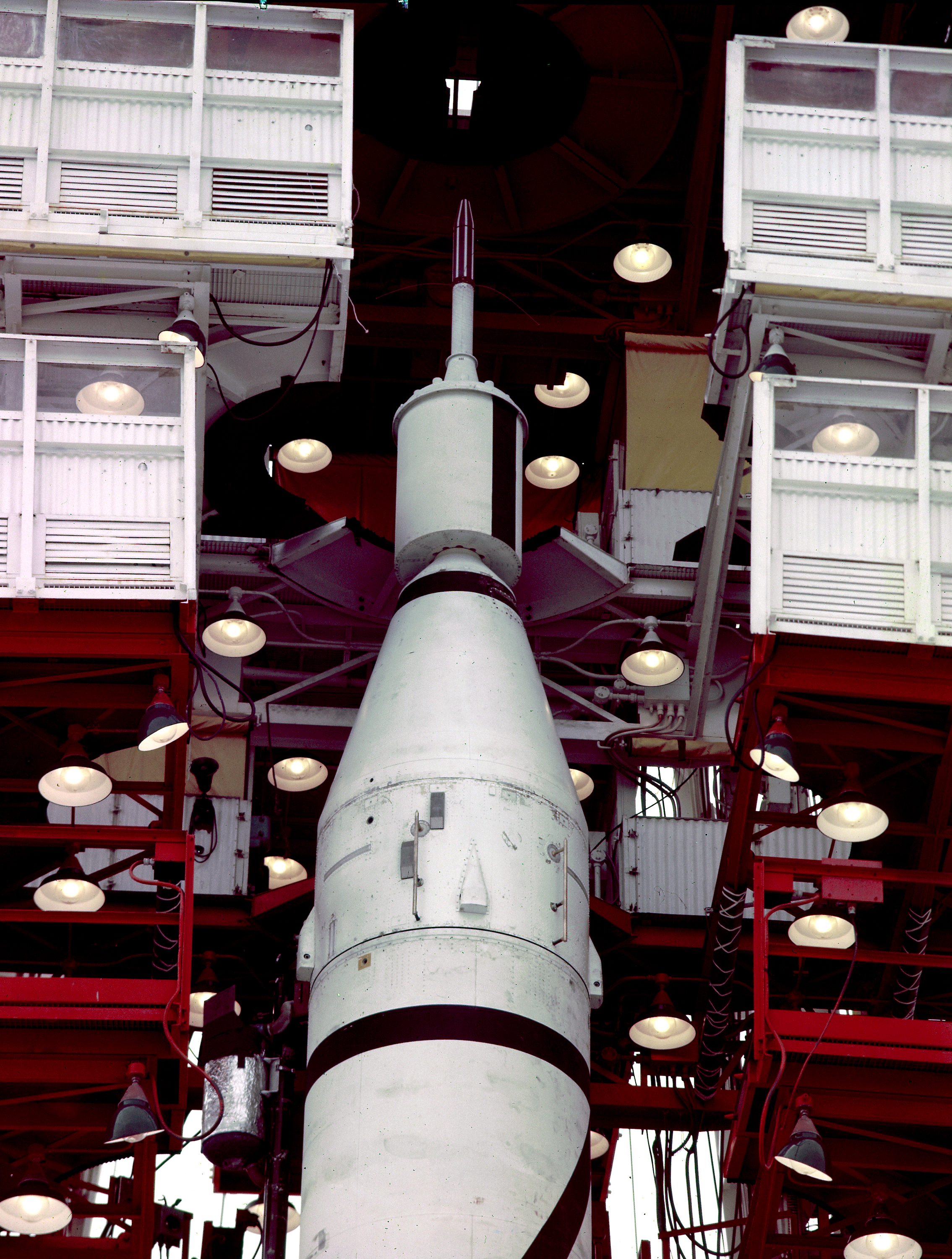 Explorer 1 en la torre de lanzamiento