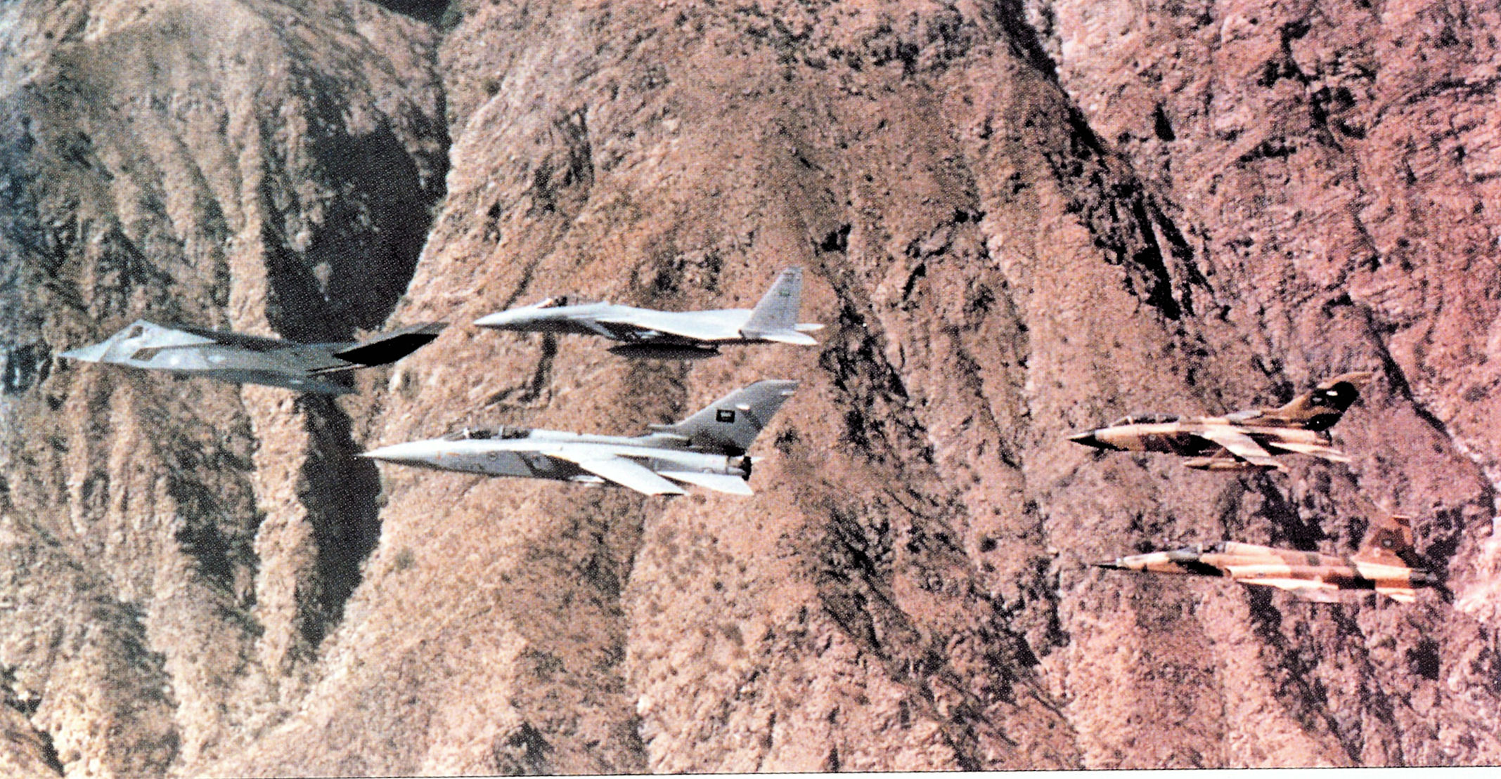F-117 Nighthawk en formación durante la Guerra del Golfo (Operación Tormenta del Desierto)