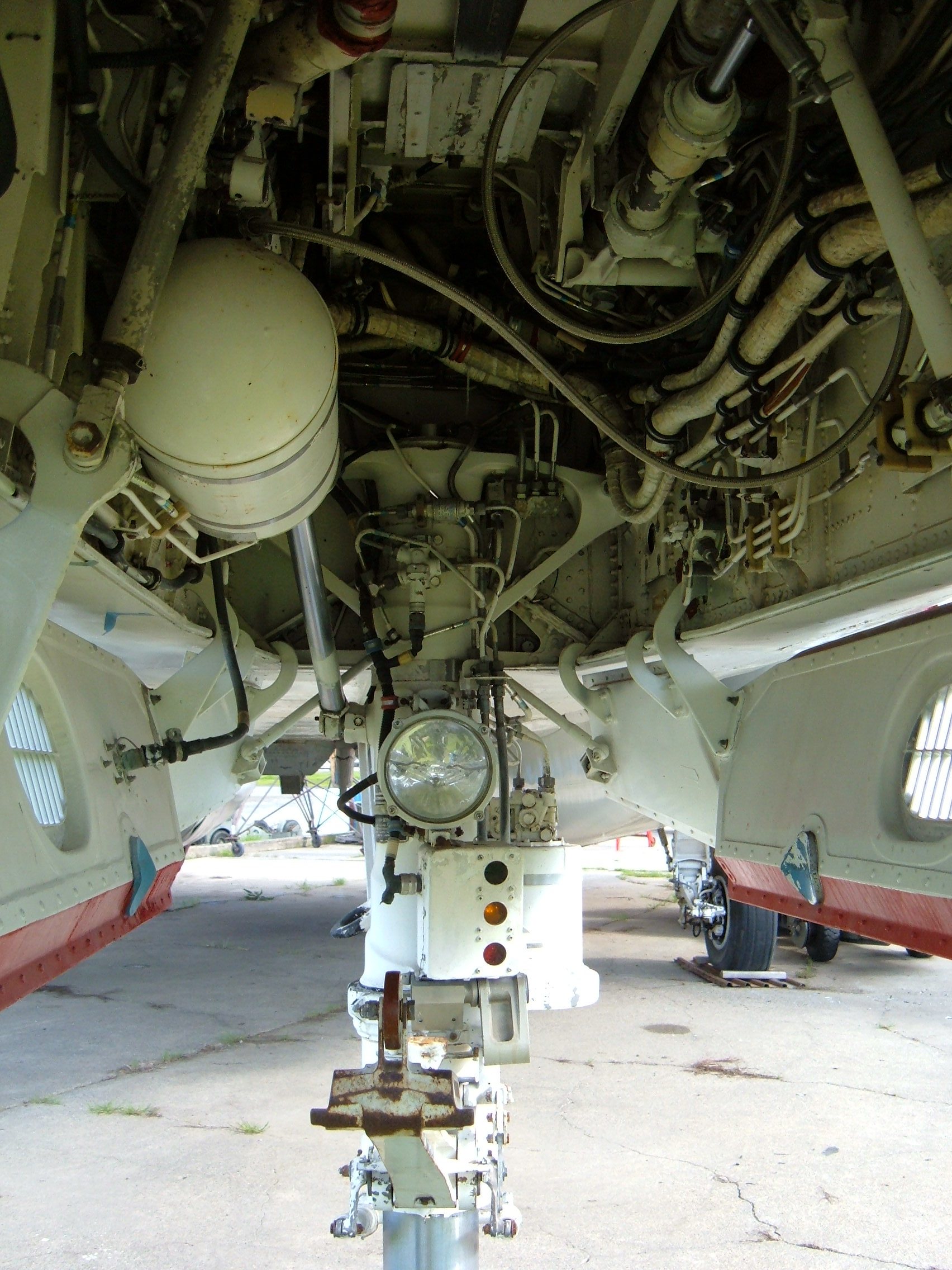 Compartimento do trem de aterragem dianteiro do F-14A Tomcat