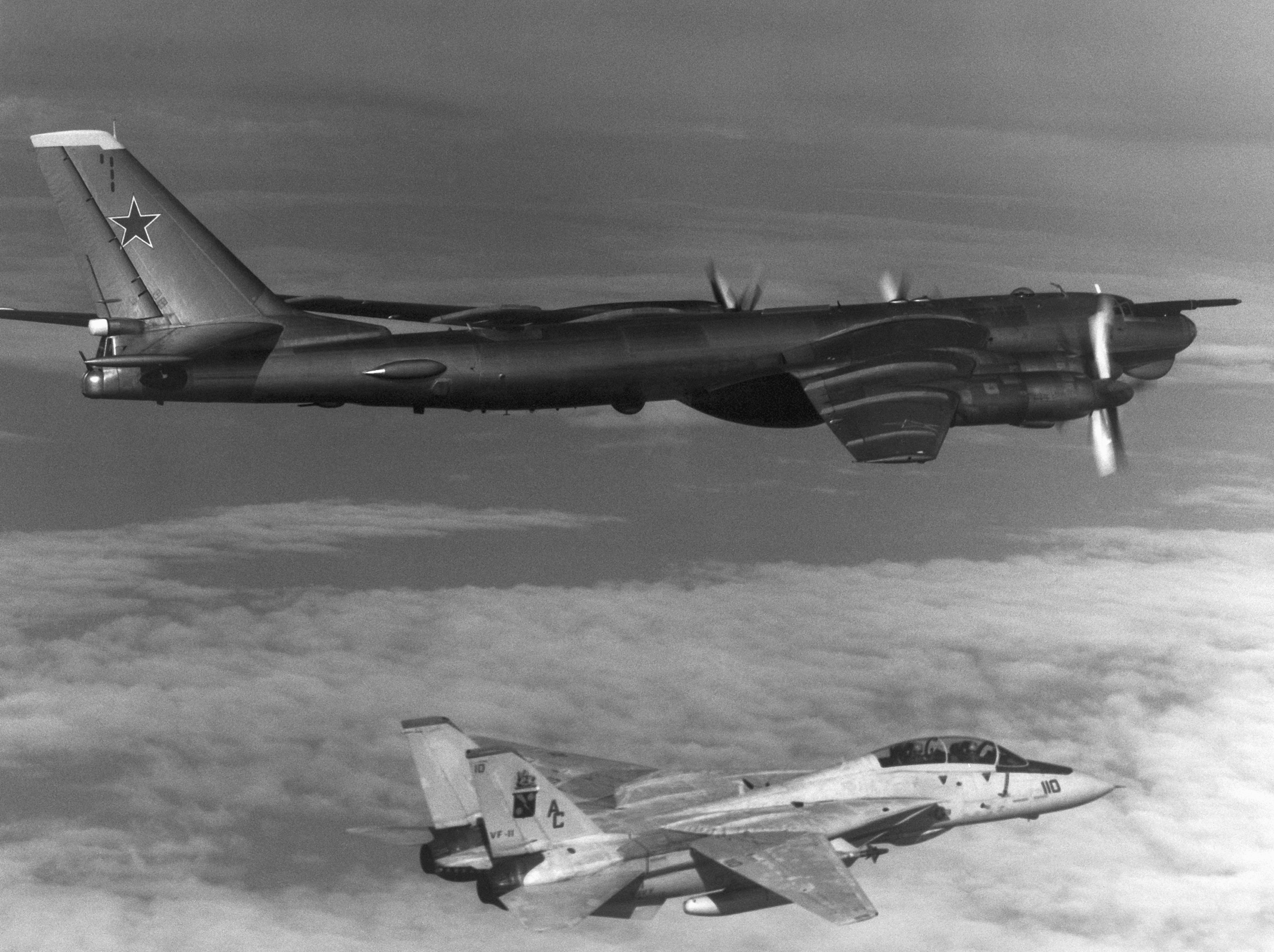 Un F-14A del VF-11 intercetta un Tu-95RTs, 1985