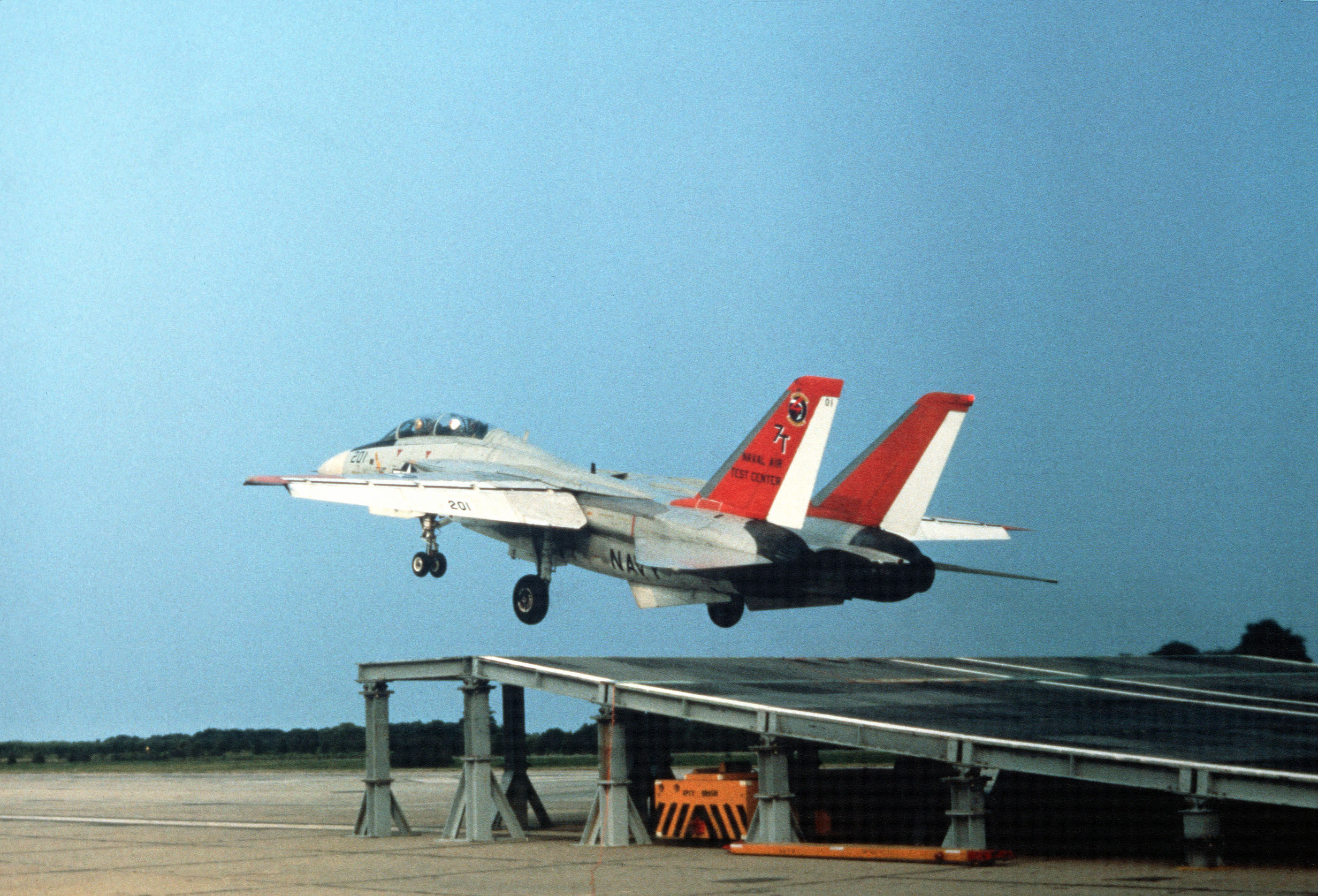 F-14A beim Start von einer Rampe während Ski-Jump-Machbarkeitstests