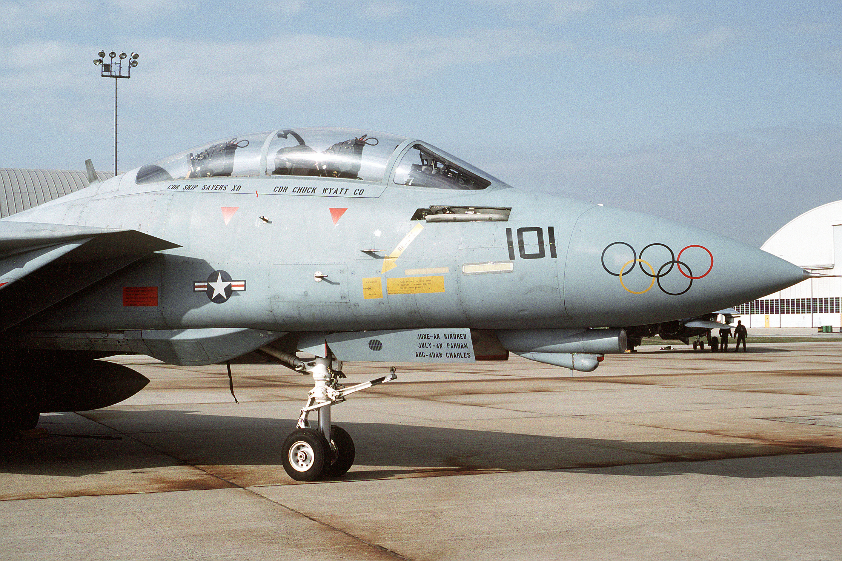 F-14B Tomcat del VF-74 con decoración de morro de temática olímpica 199