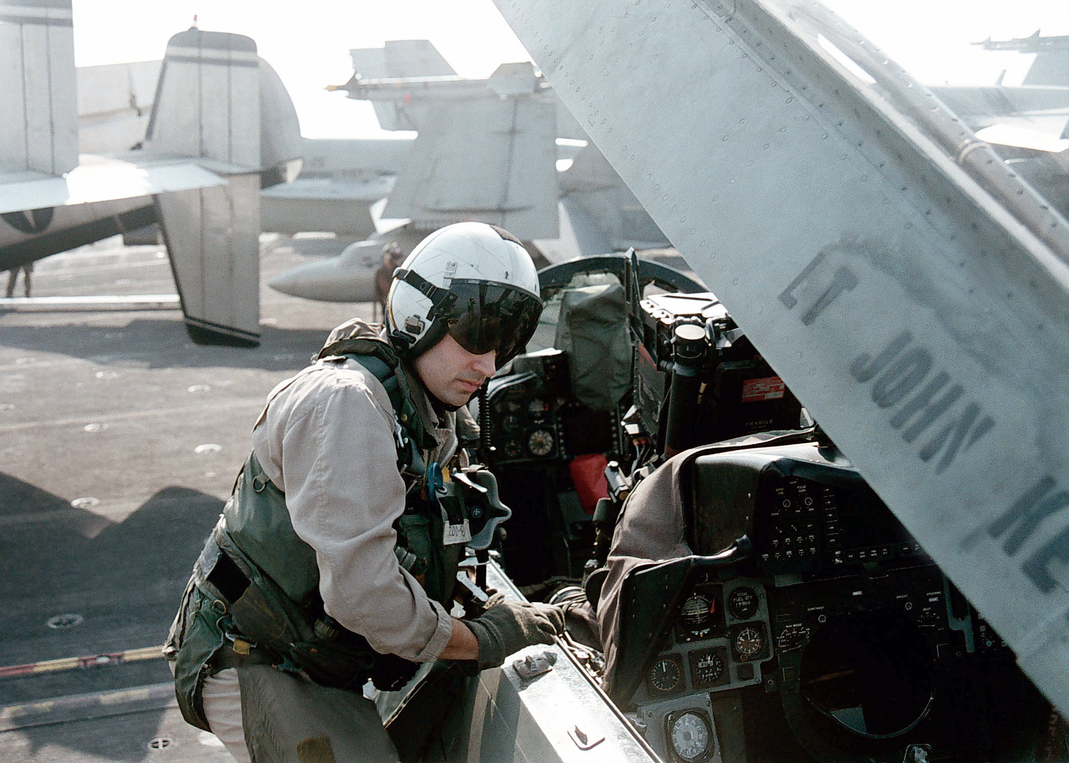 Piloto de F-14 subindo para a cabine