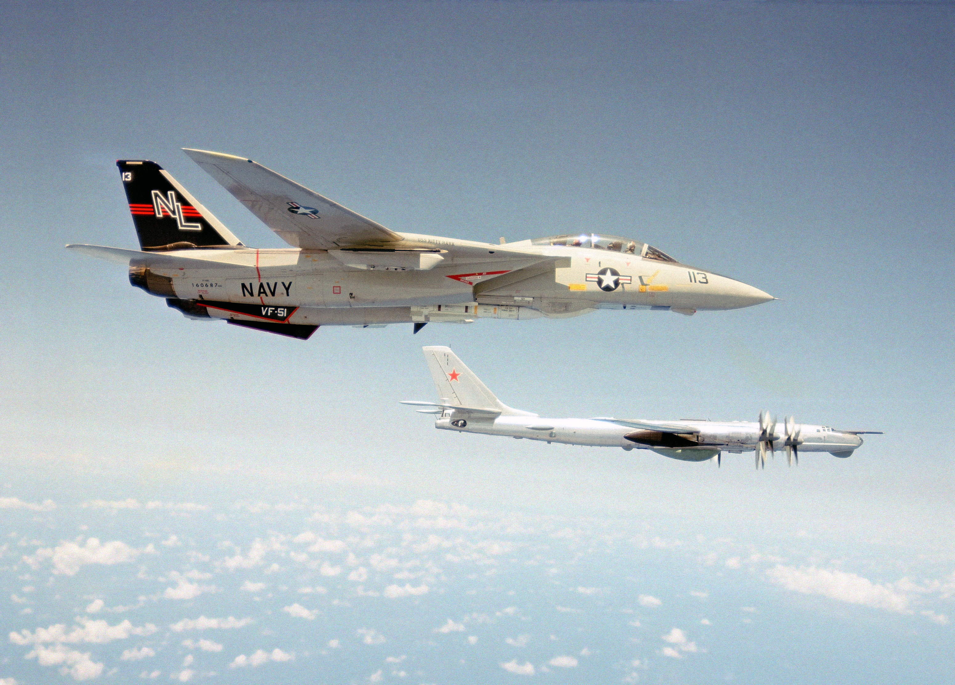 F-14 Tomcat del VF-51 che intercetta un TU-95 Bear
