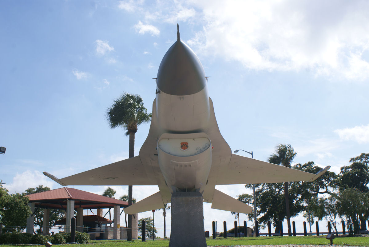 F-16A Block 15 81-0721 em vista lateral